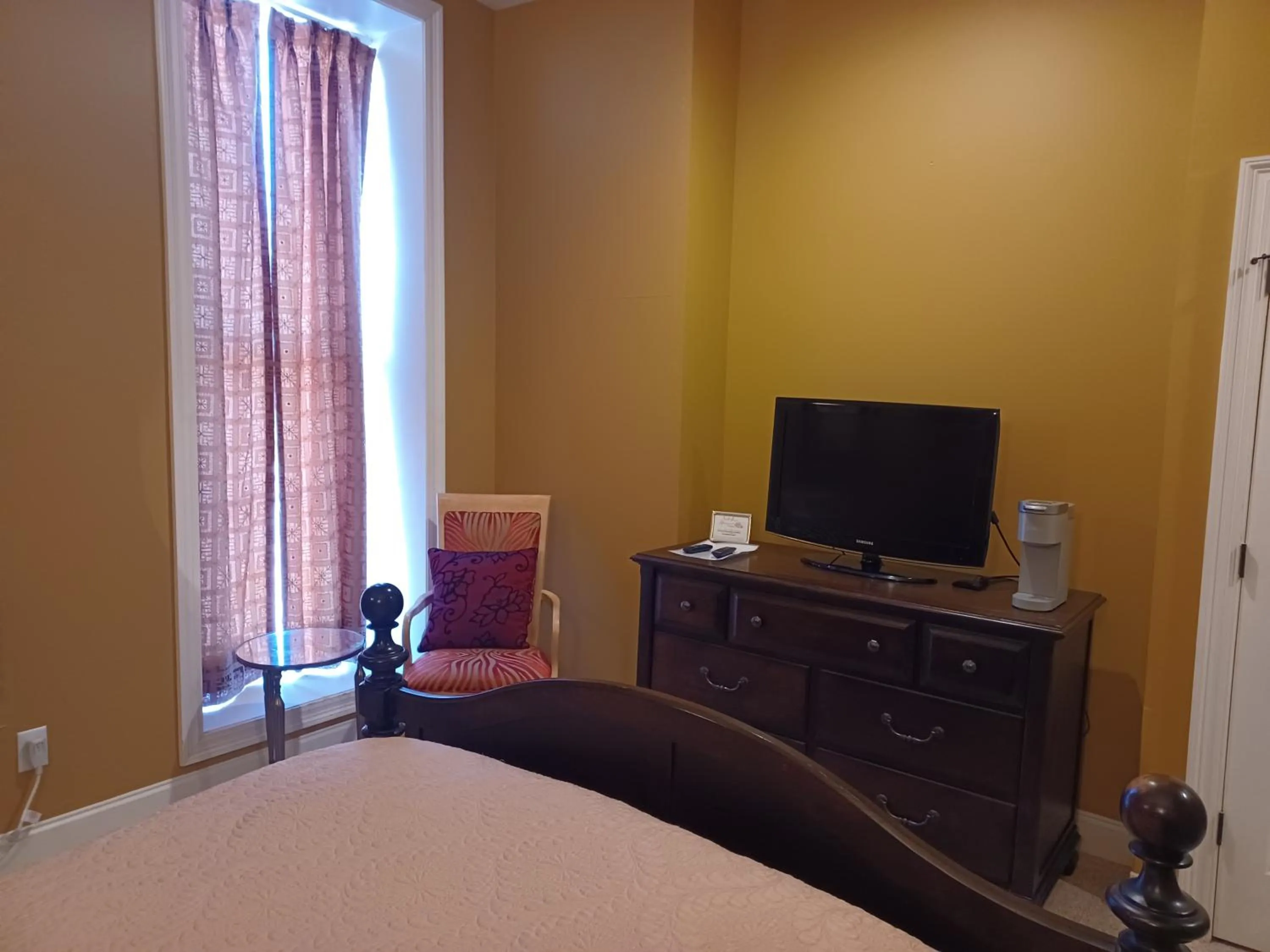 TV and multimedia, Bed in Natchez Manor Bed & Breakfast