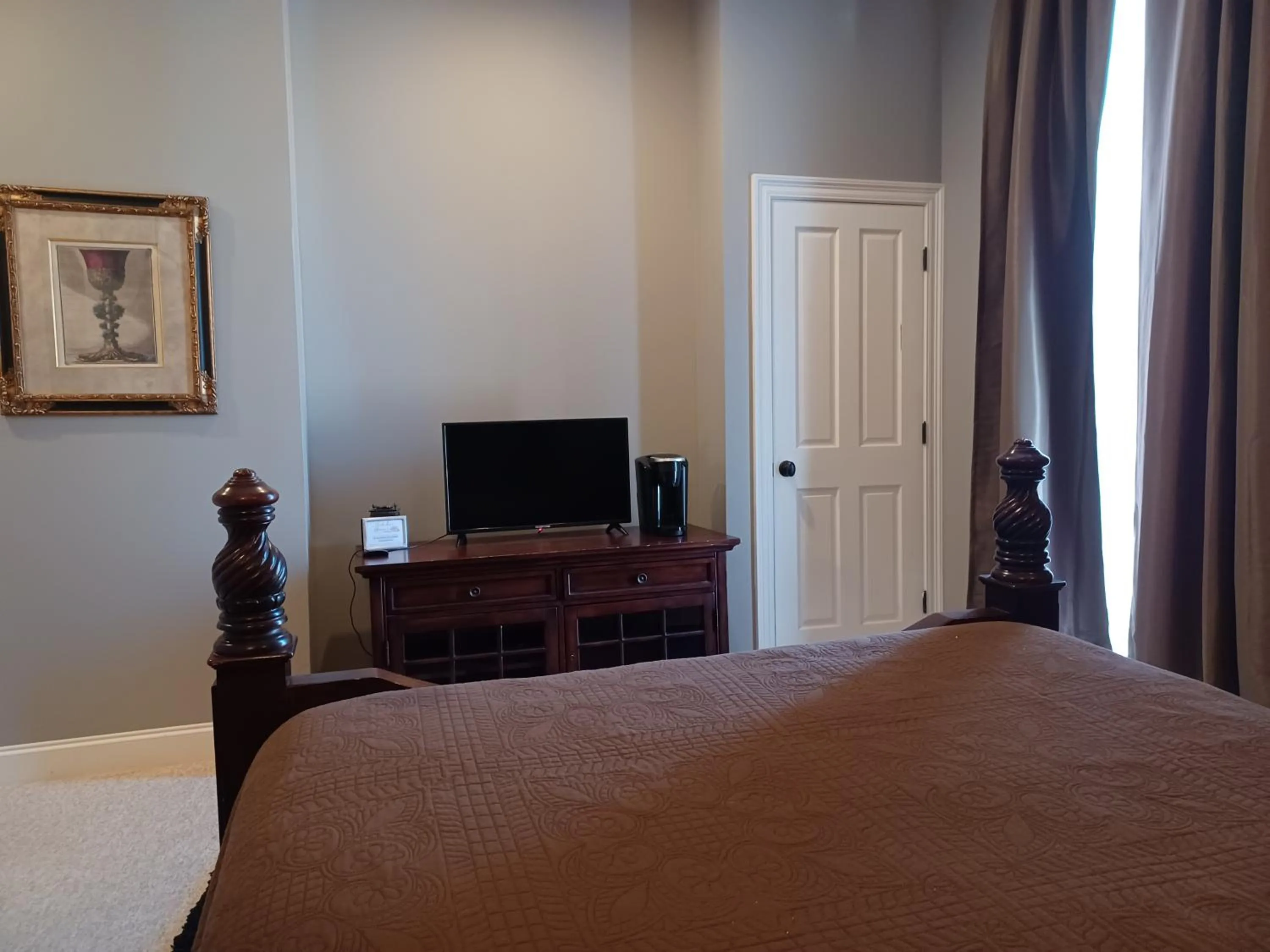 TV and multimedia, Bed in Natchez Manor Bed & Breakfast