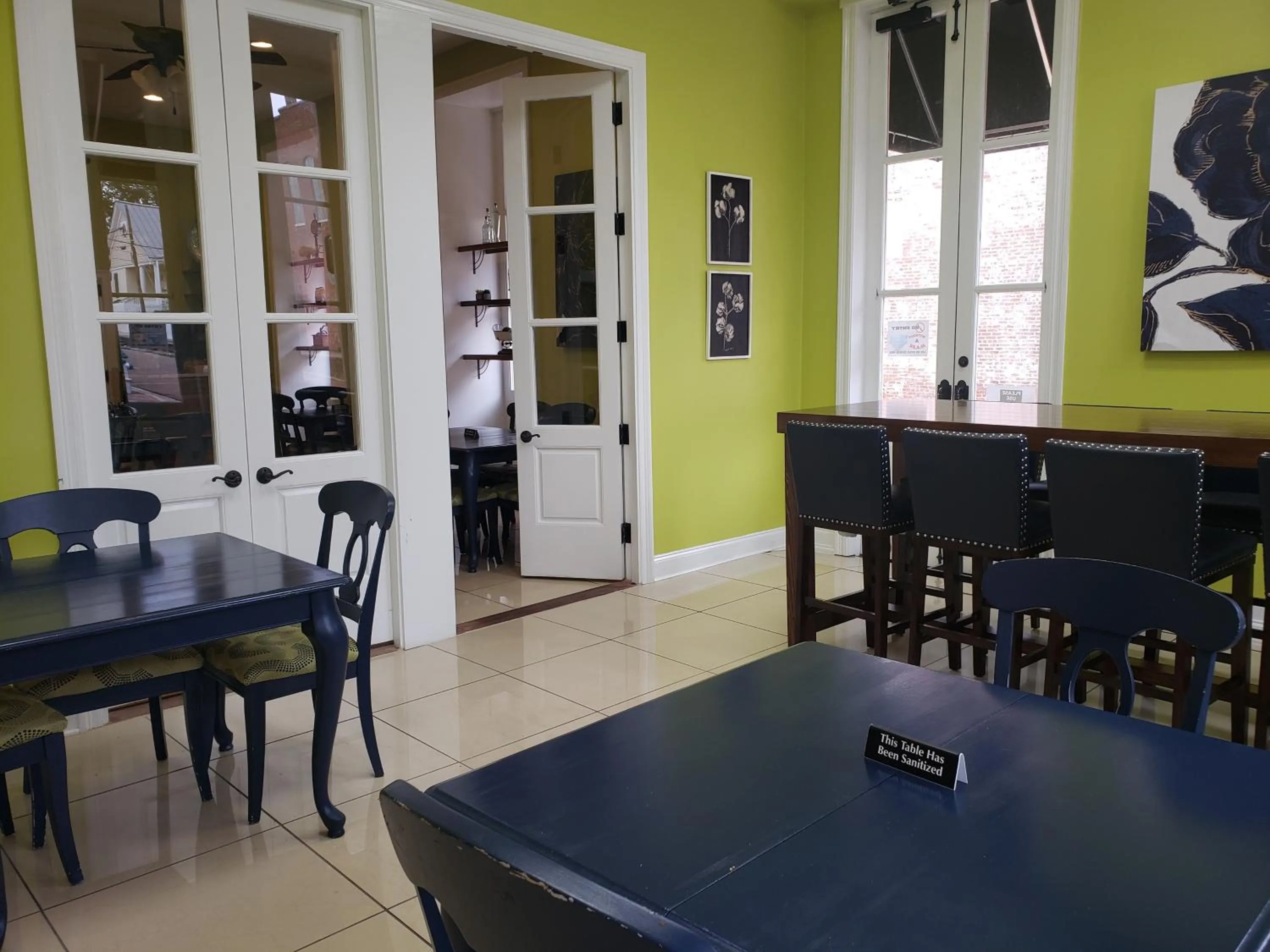 Dining area in Natchez Manor Bed & Breakfast