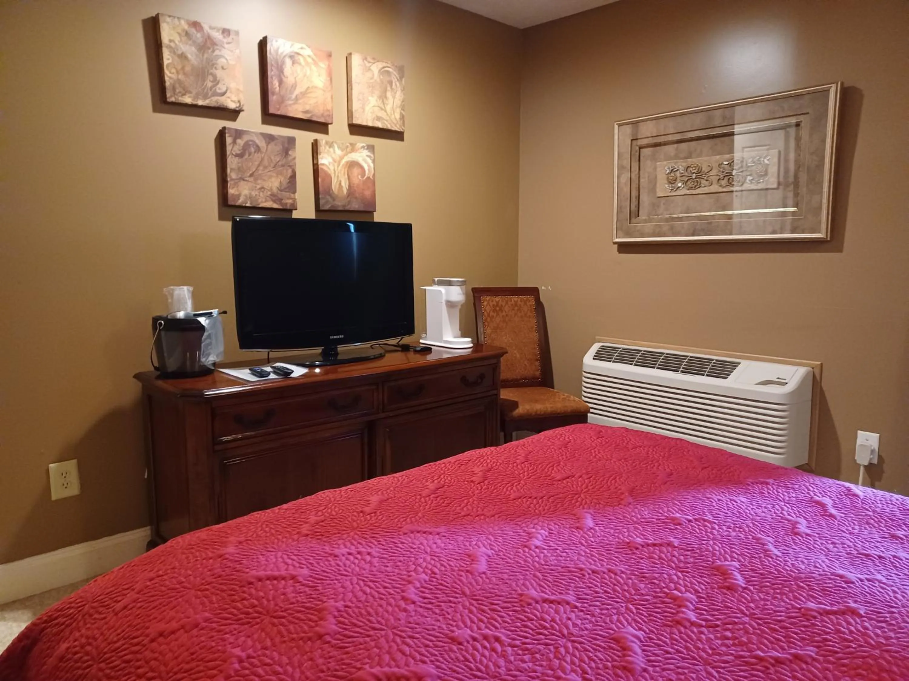 TV and multimedia, Bed in Natchez Manor Bed & Breakfast