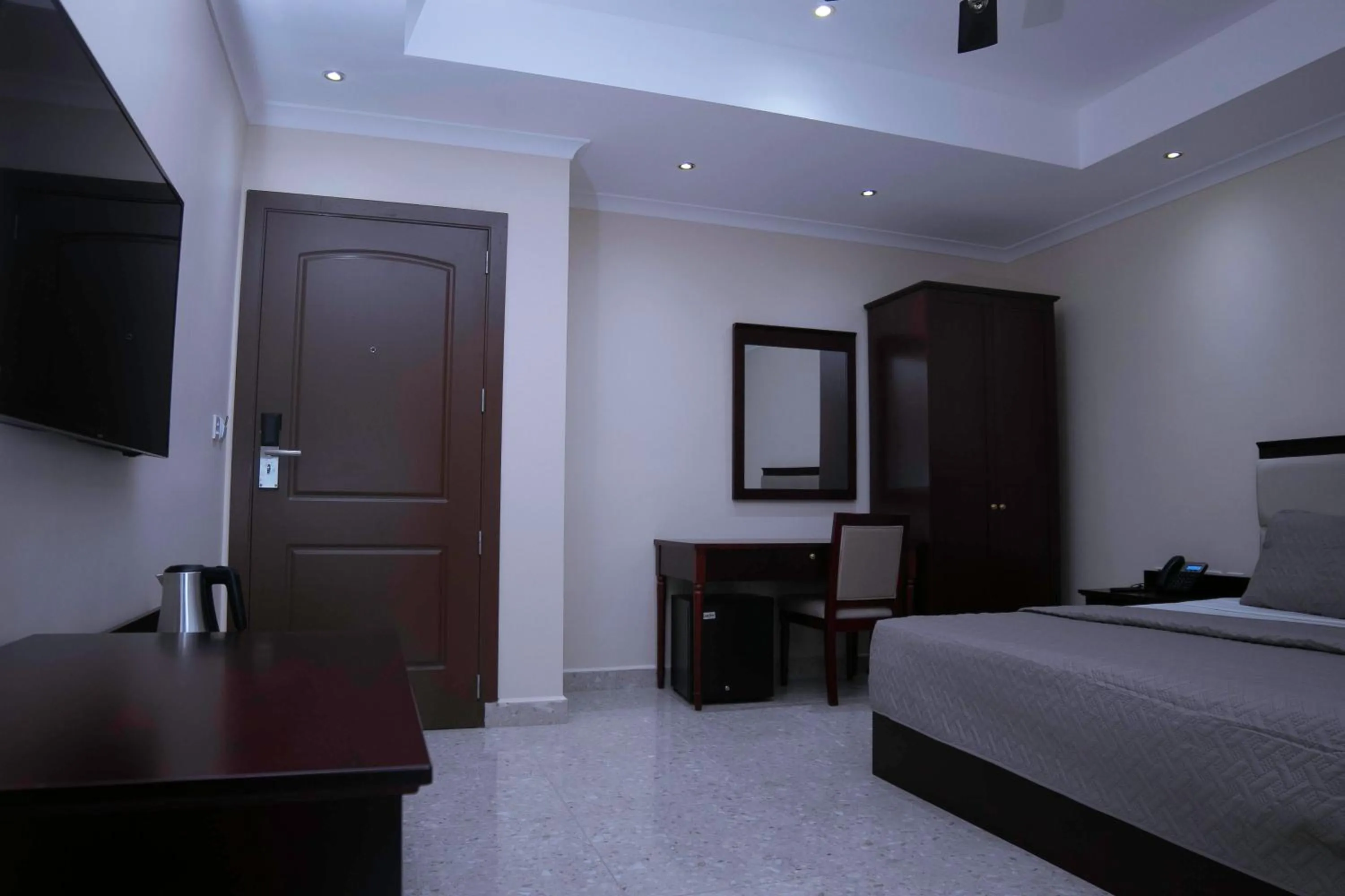 Bedroom, Bed in Monarch Hotel