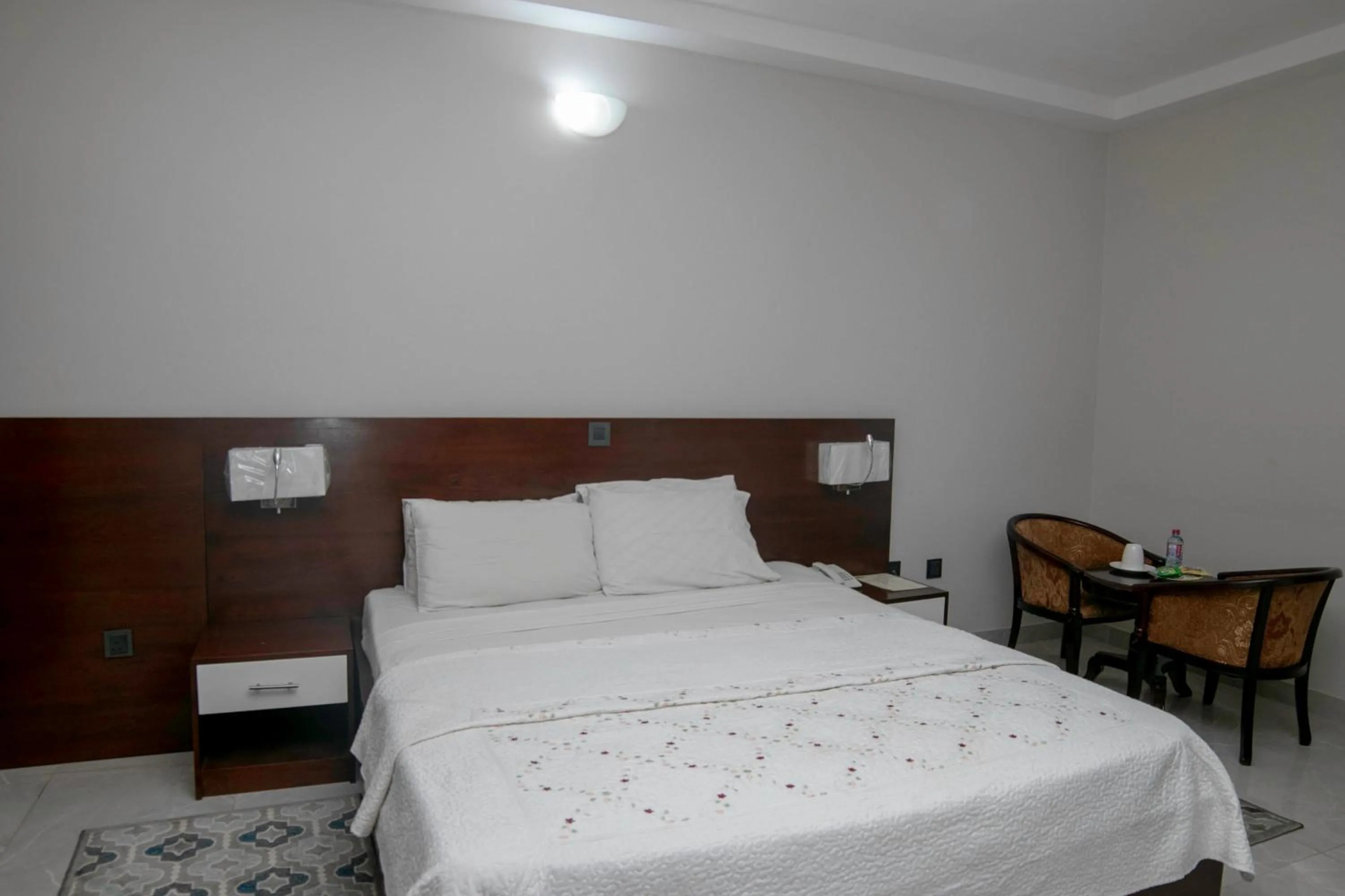 Bedroom, Bed in Monarch Hotel