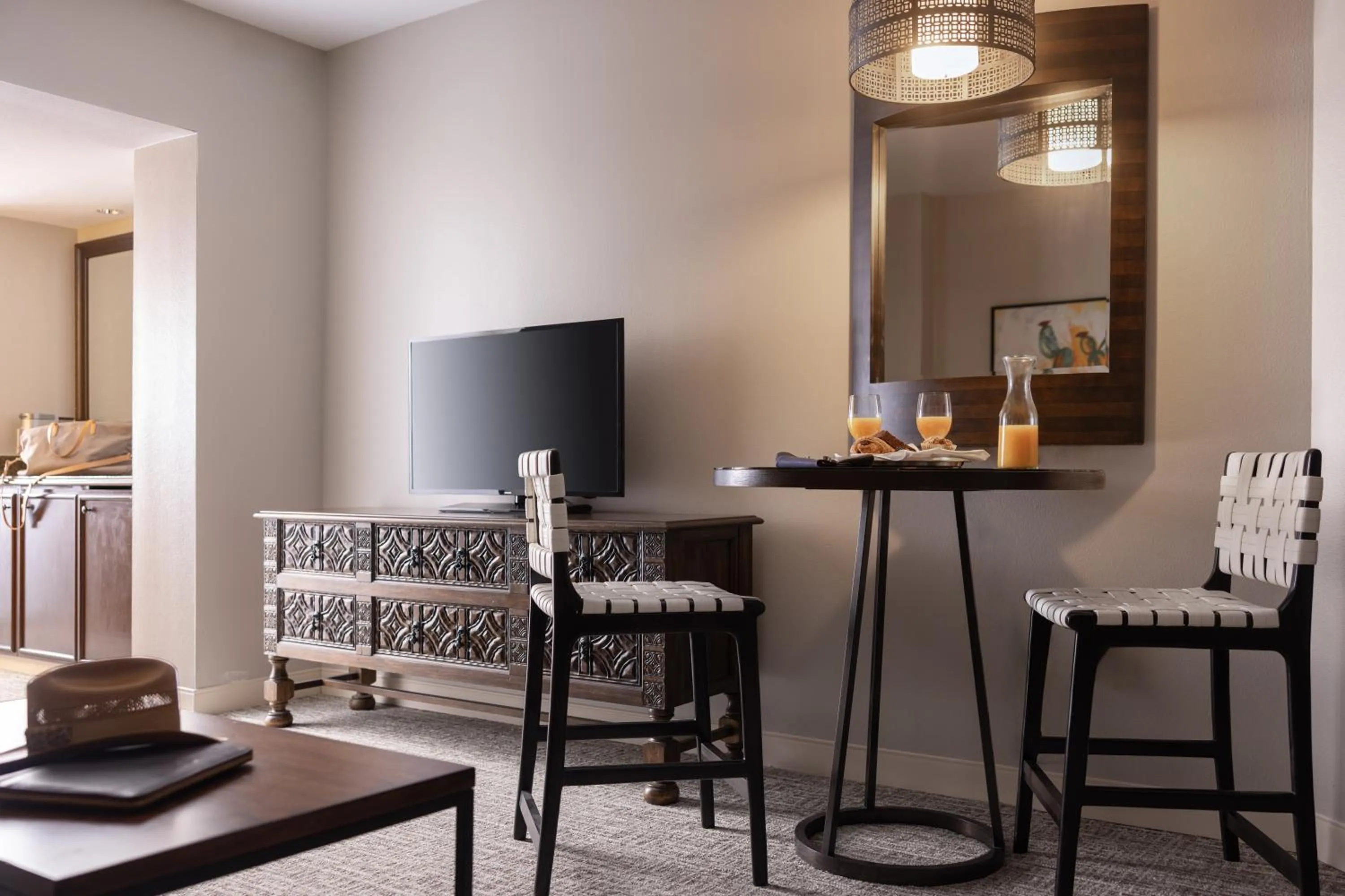 Living room, Bed in Hotel Contessa - Suites on the Riverwalk