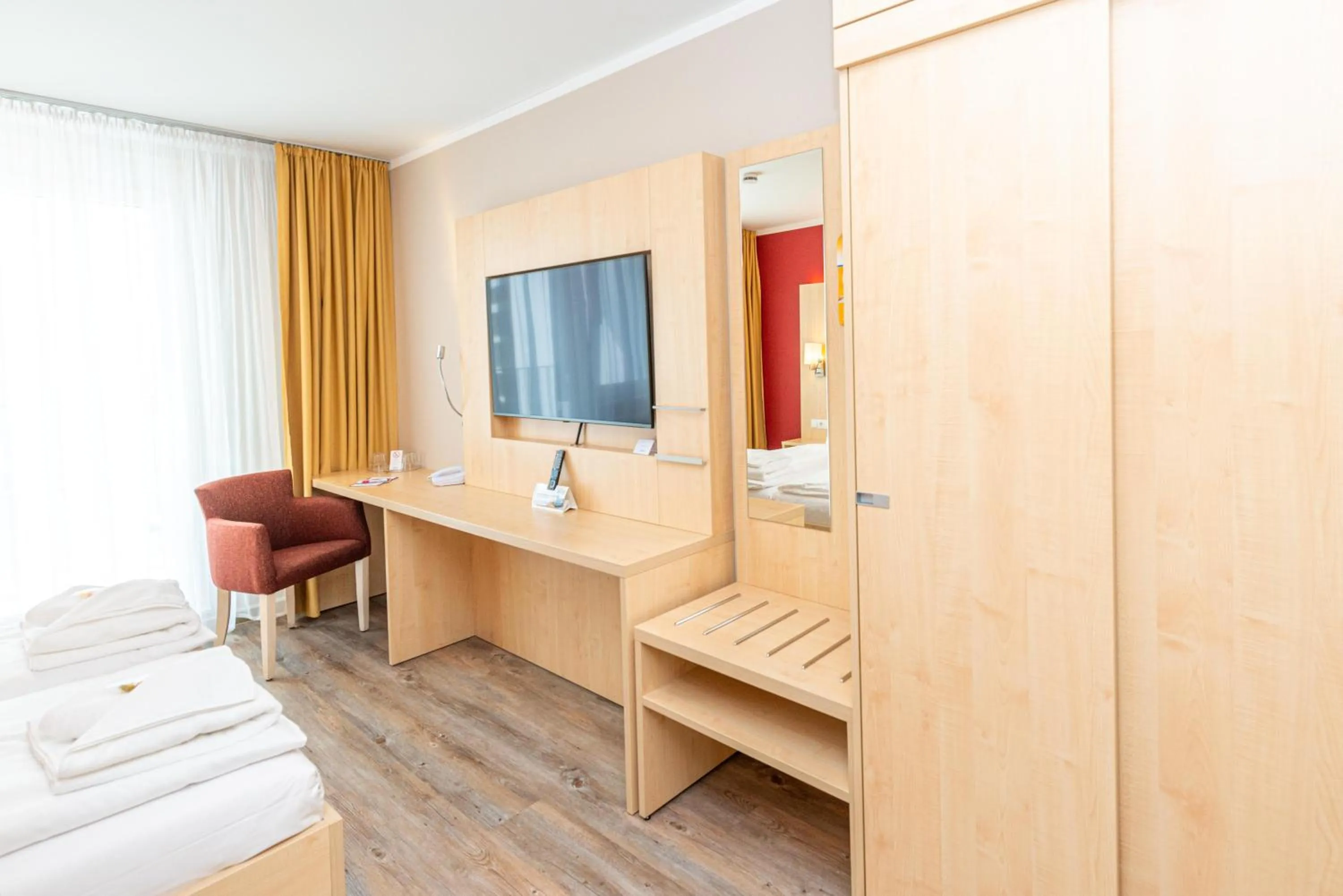 Photo of the whole room, Bed in Hotel an der Stadthalle Rostock HBF