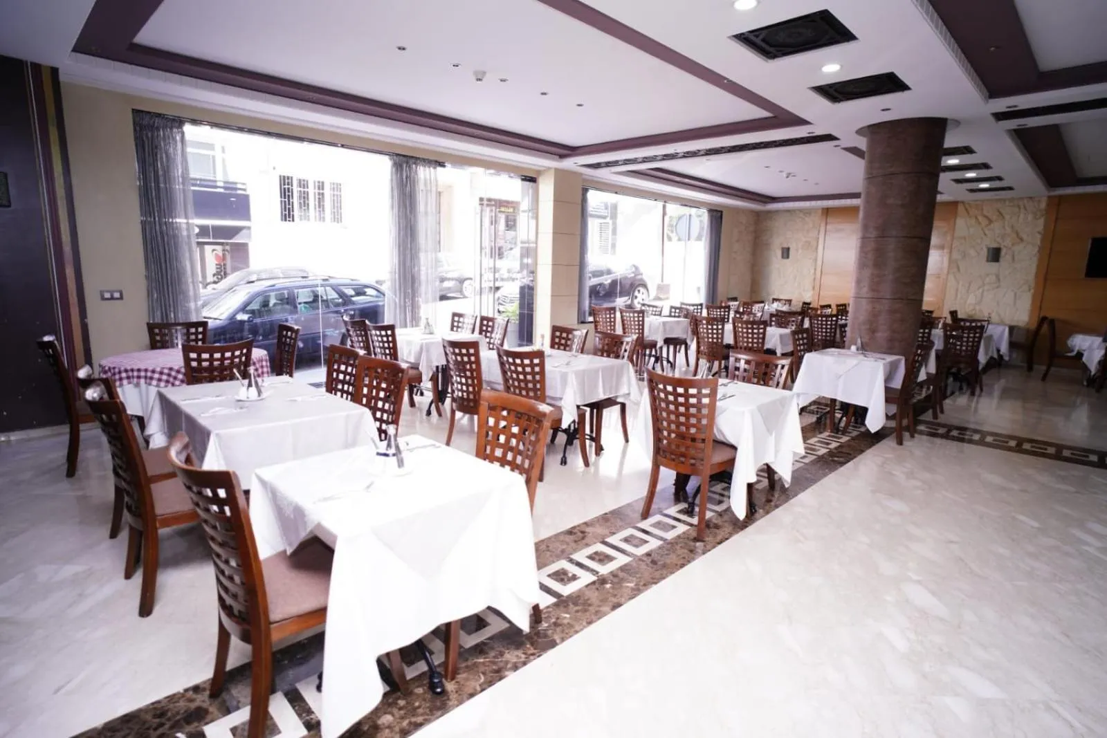 Restaurant/places to eat in Hotel La Capitale