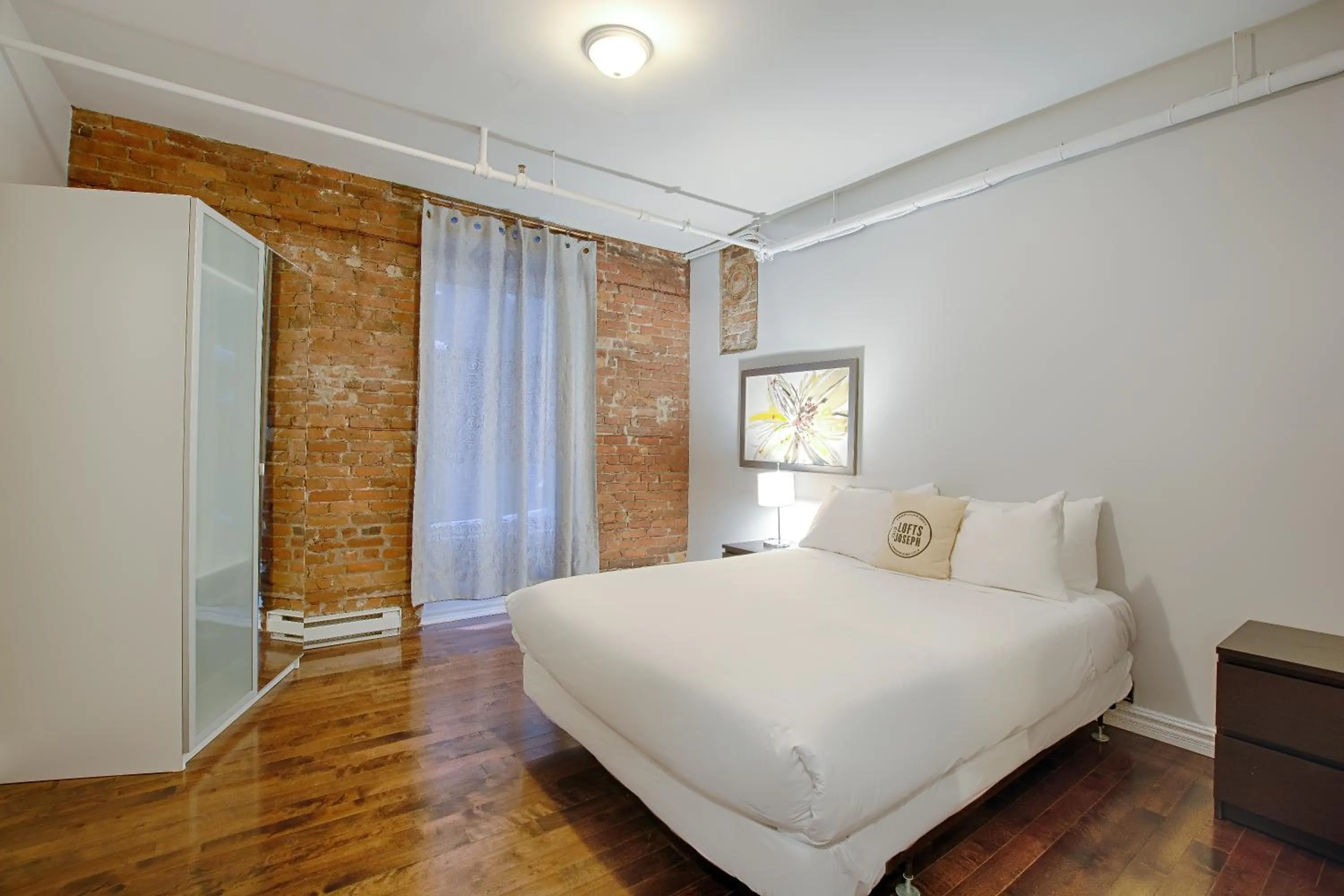Bed in Les Lofts St-Jo - Par Les Lofts Vieux-Québec