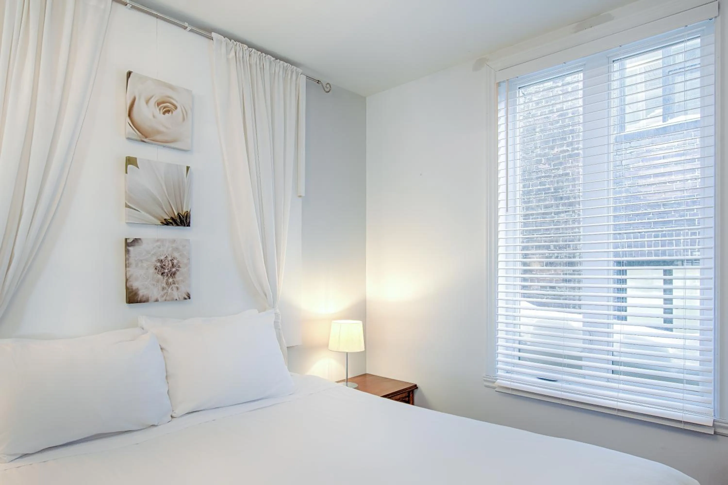 Bed in Les Lofts St-Jo - Par Les Lofts Vieux-Québec