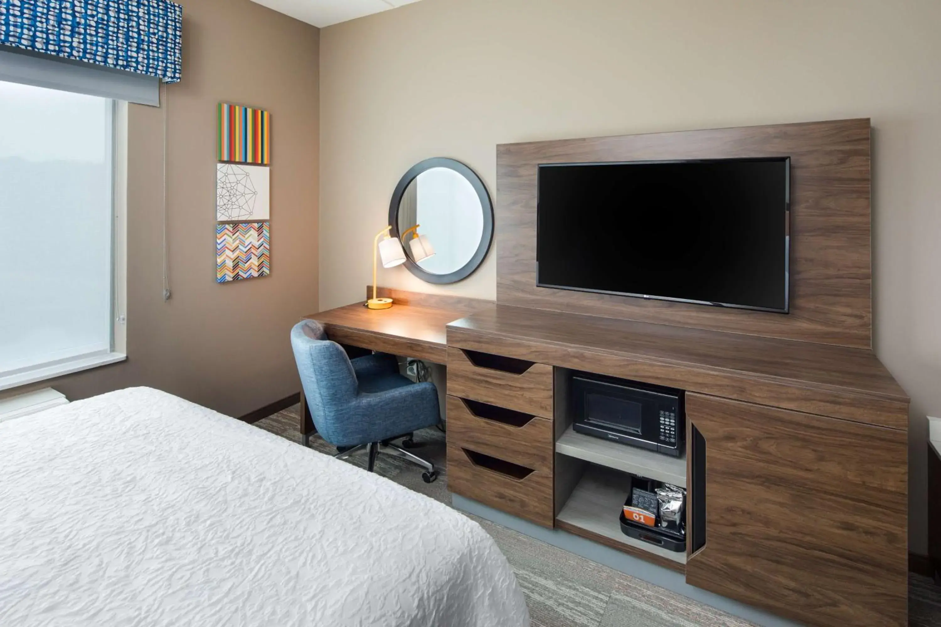 Queen Room with Bath Tub - Mobility Access/Non-Smoking in Hampton Inn Smithfield Selma, NC Queen Room with Bath Tub - Mobility Access/Non-Smoking in Hampton Inn Smithfield Selma, NC