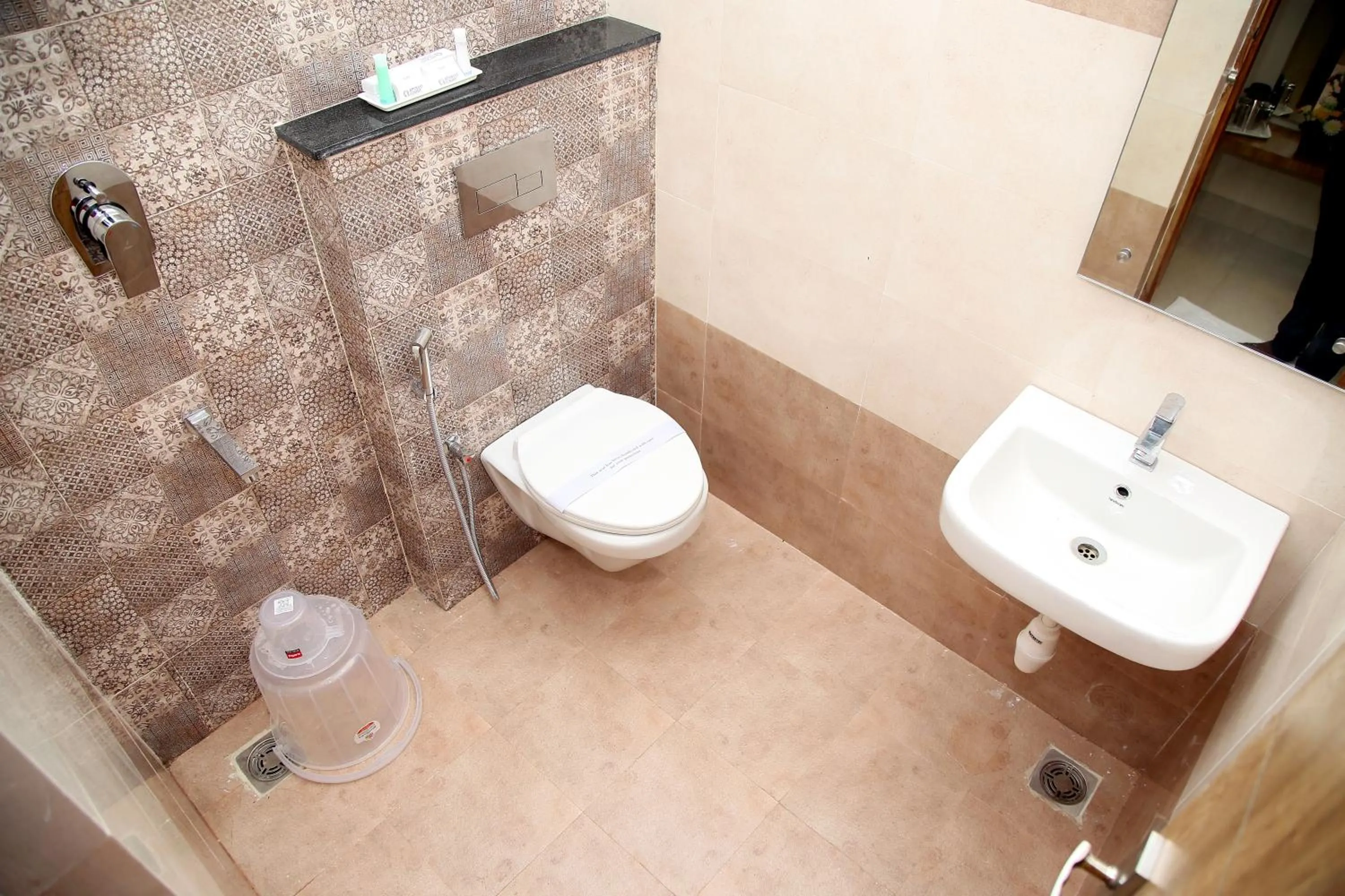 Shower in Apollo Court (Apollo hospital,Sankara natralya, US consulate