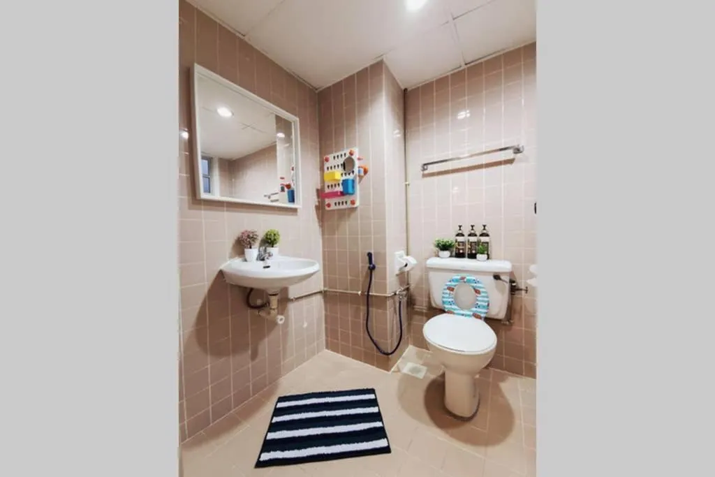 Bathroom in EEs Whale House - Homestay 3 min walk to beach
