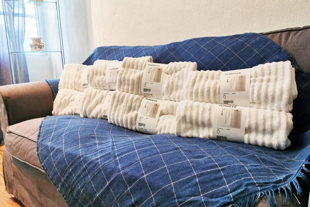 Living room, Bed in EEs Whale House - Homestay 3 min walk to beach