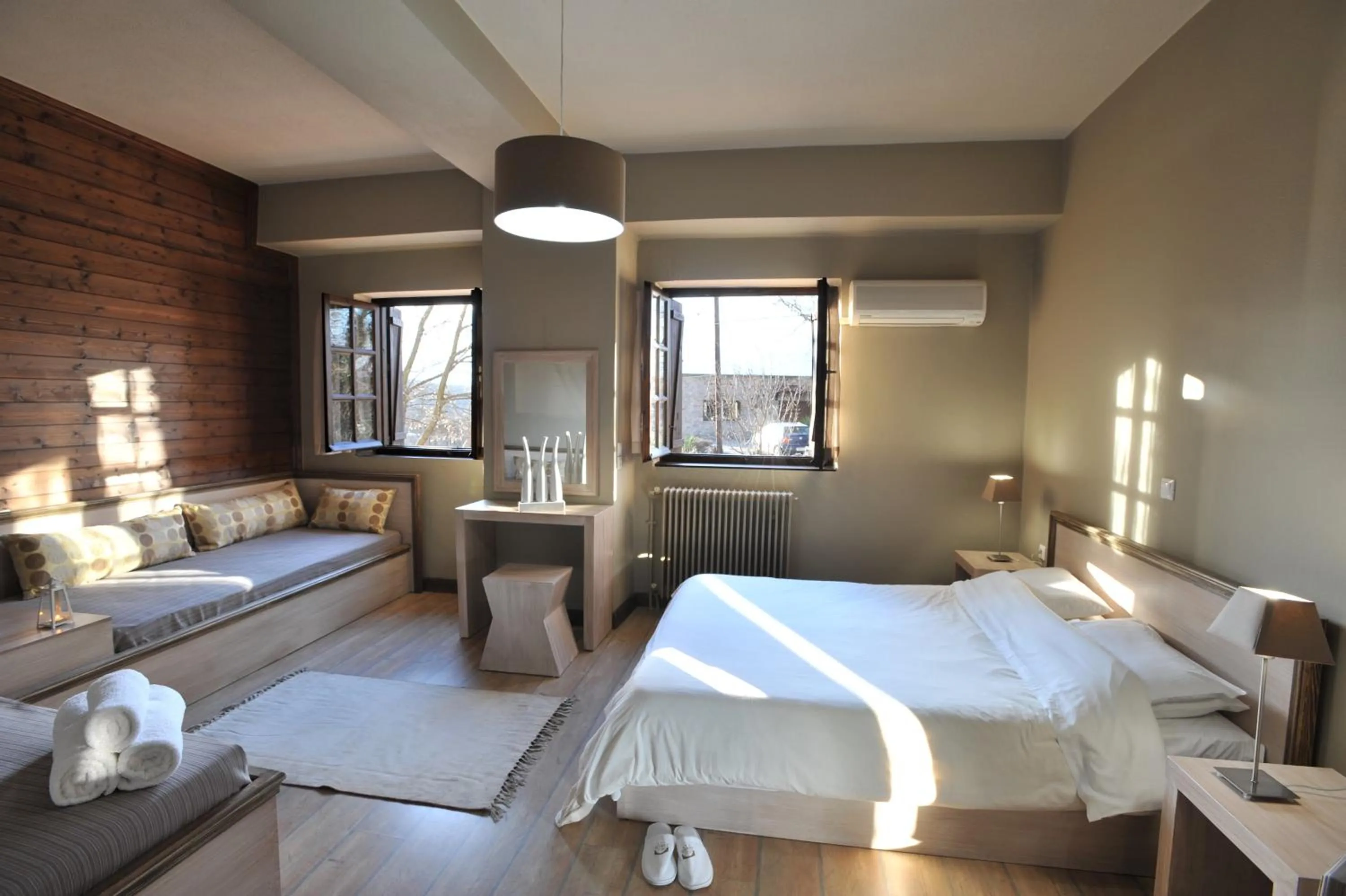 Bed in Κonitsa Gefyri hotel