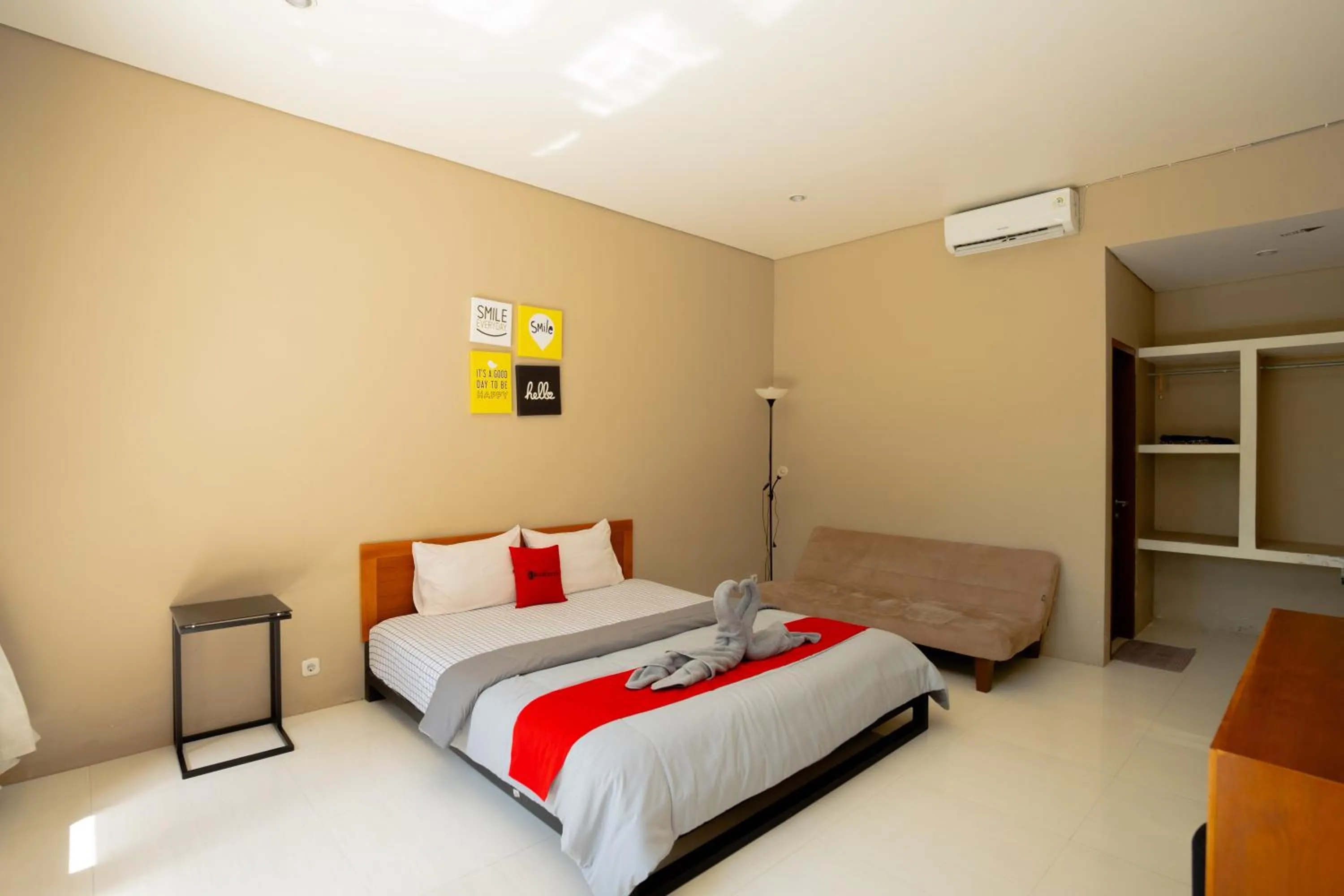Bedroom, Bed in RedDoorz Syariah near Lombok Epicentrum Mall