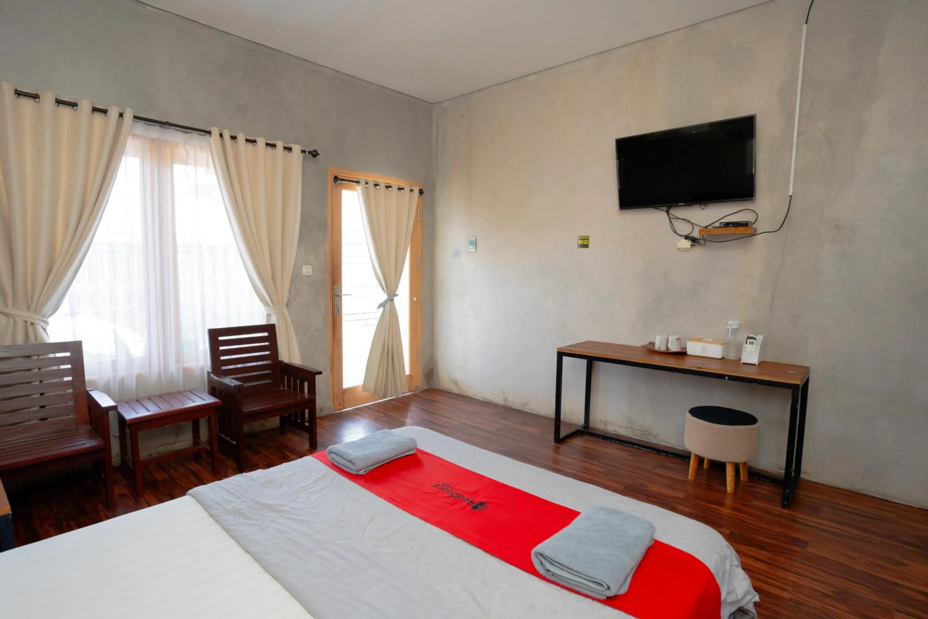 Bedroom, Bed in RedDoorz Syariah near Lombok Epicentrum Mall