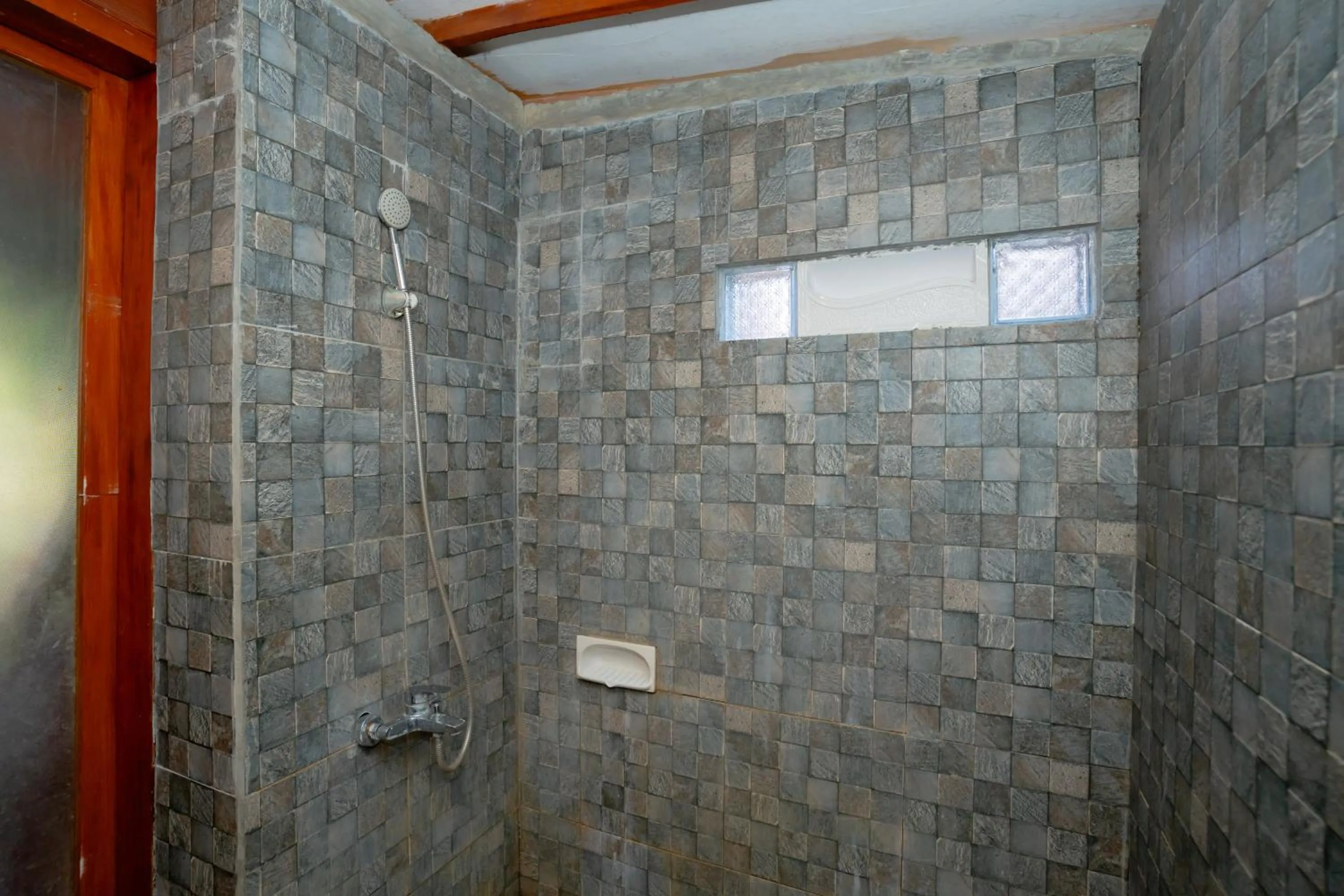 Bathroom in RedDoorz Syariah near Lombok Epicentrum Mall