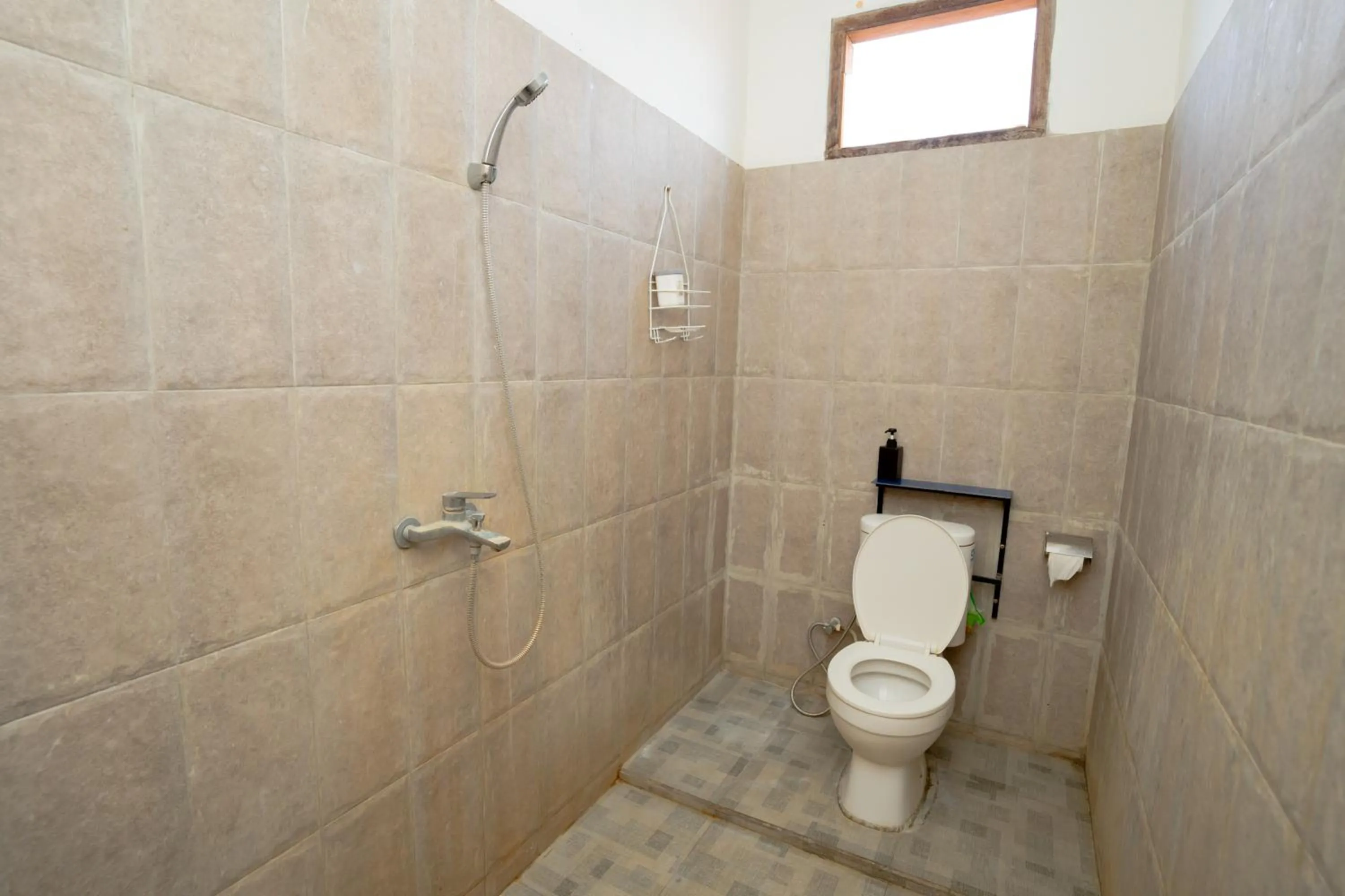 Bathroom in RedDoorz Syariah near Lombok Epicentrum Mall