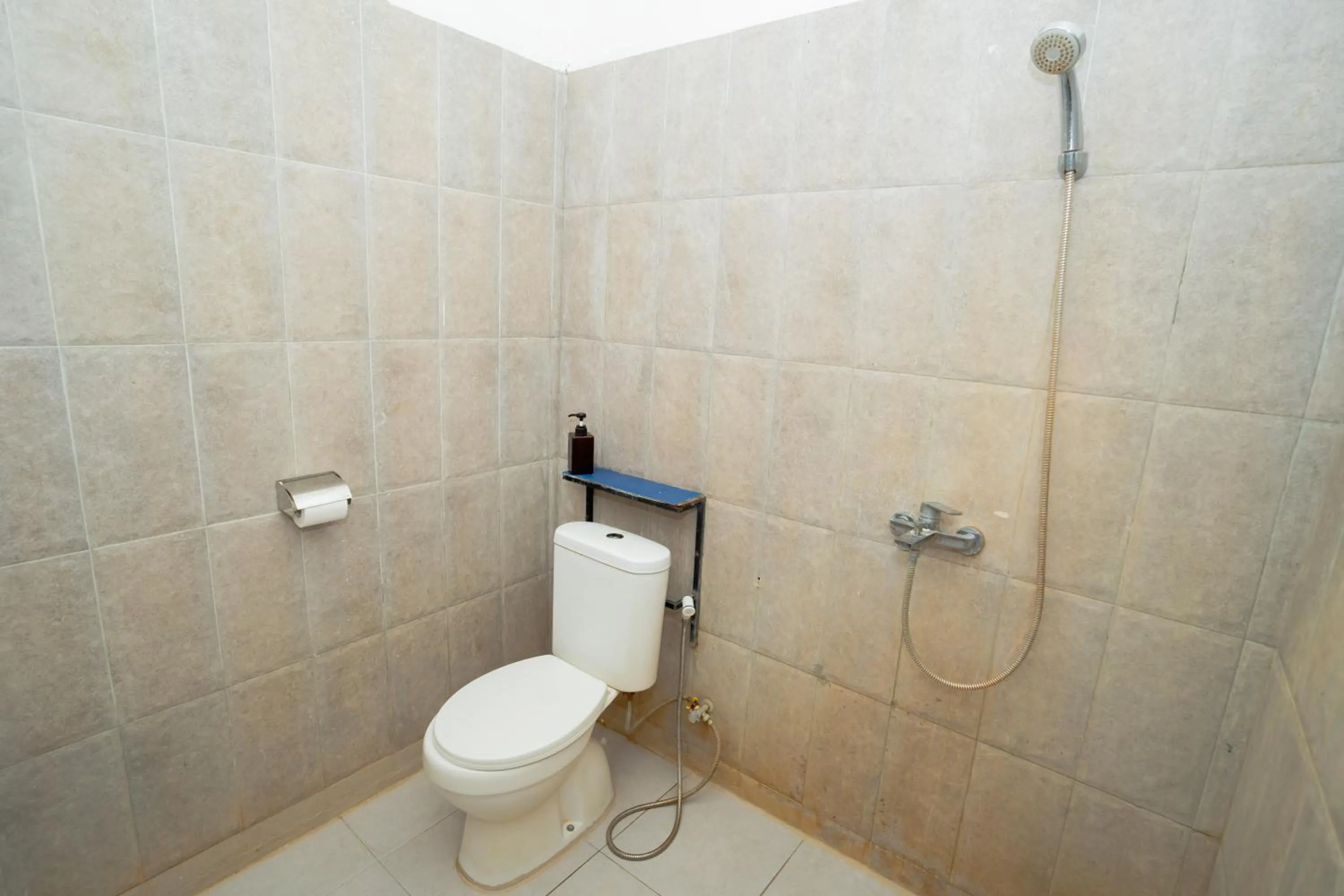 Bathroom in RedDoorz Syariah near Lombok Epicentrum Mall