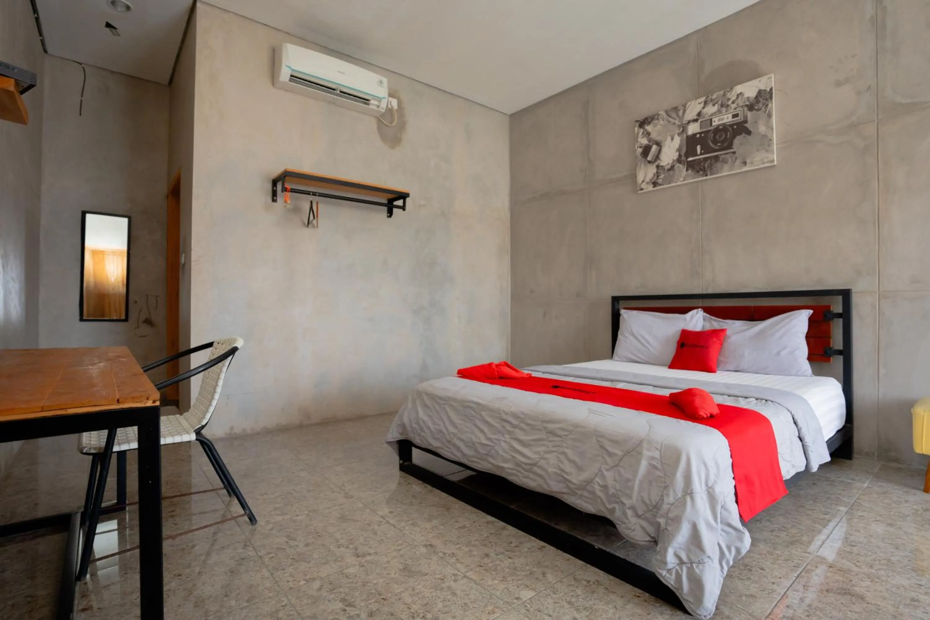 Bedroom, Bed in RedDoorz Syariah near Lombok Epicentrum Mall