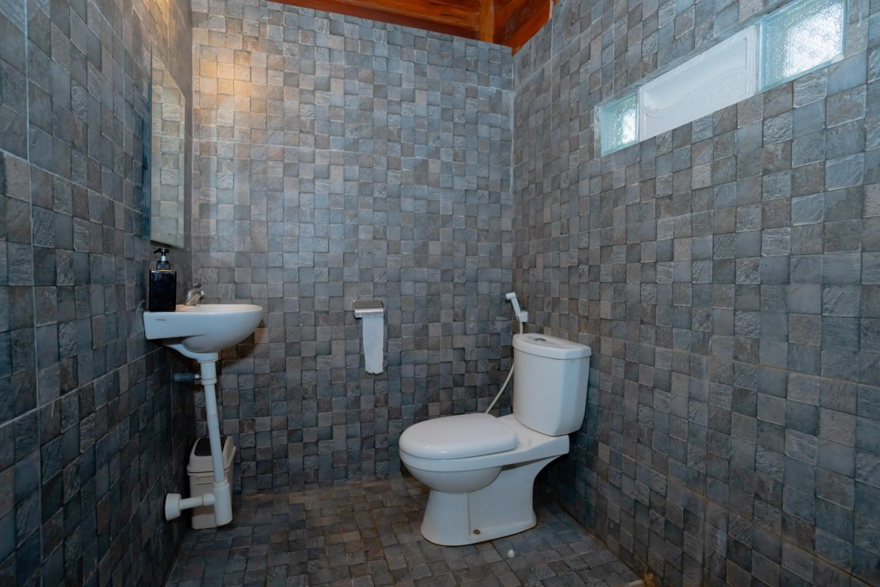 Bathroom in RedDoorz Syariah near Lombok Epicentrum Mall