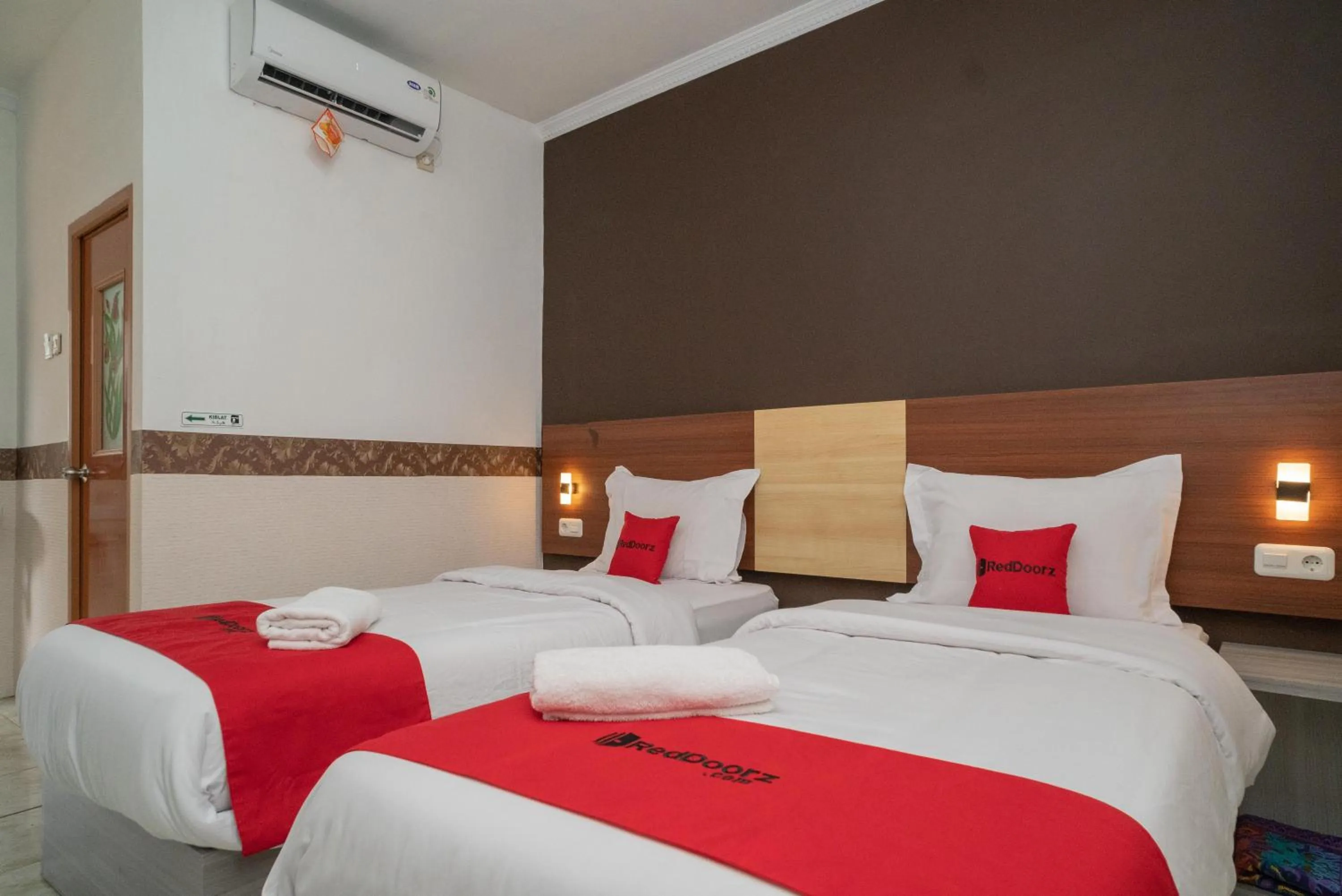 Bed in RedDoorz Syariah near Kota Cinema Mall Jatiasih