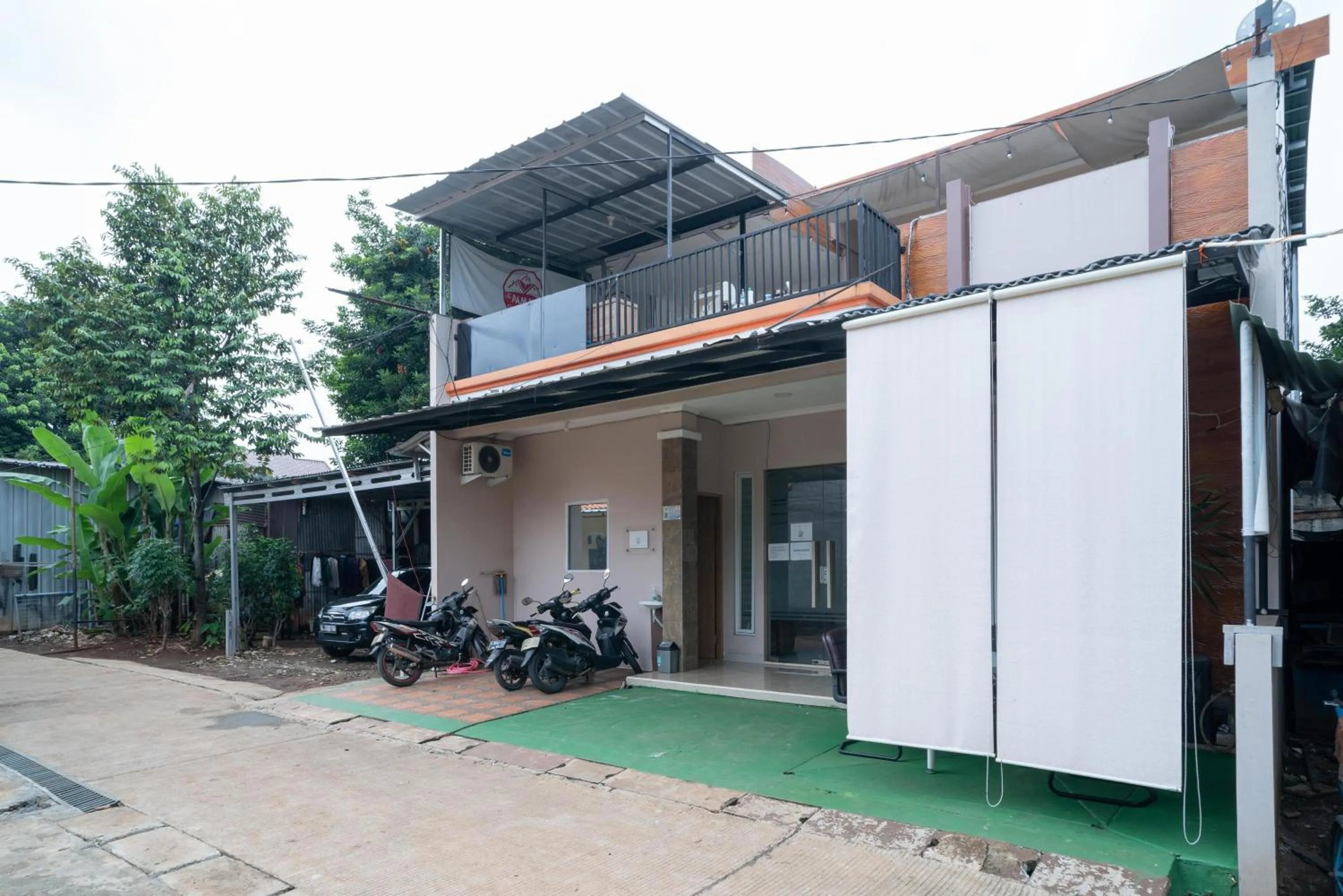 RedDoorz Syariah near Kota Cinema Mall Jatiasih