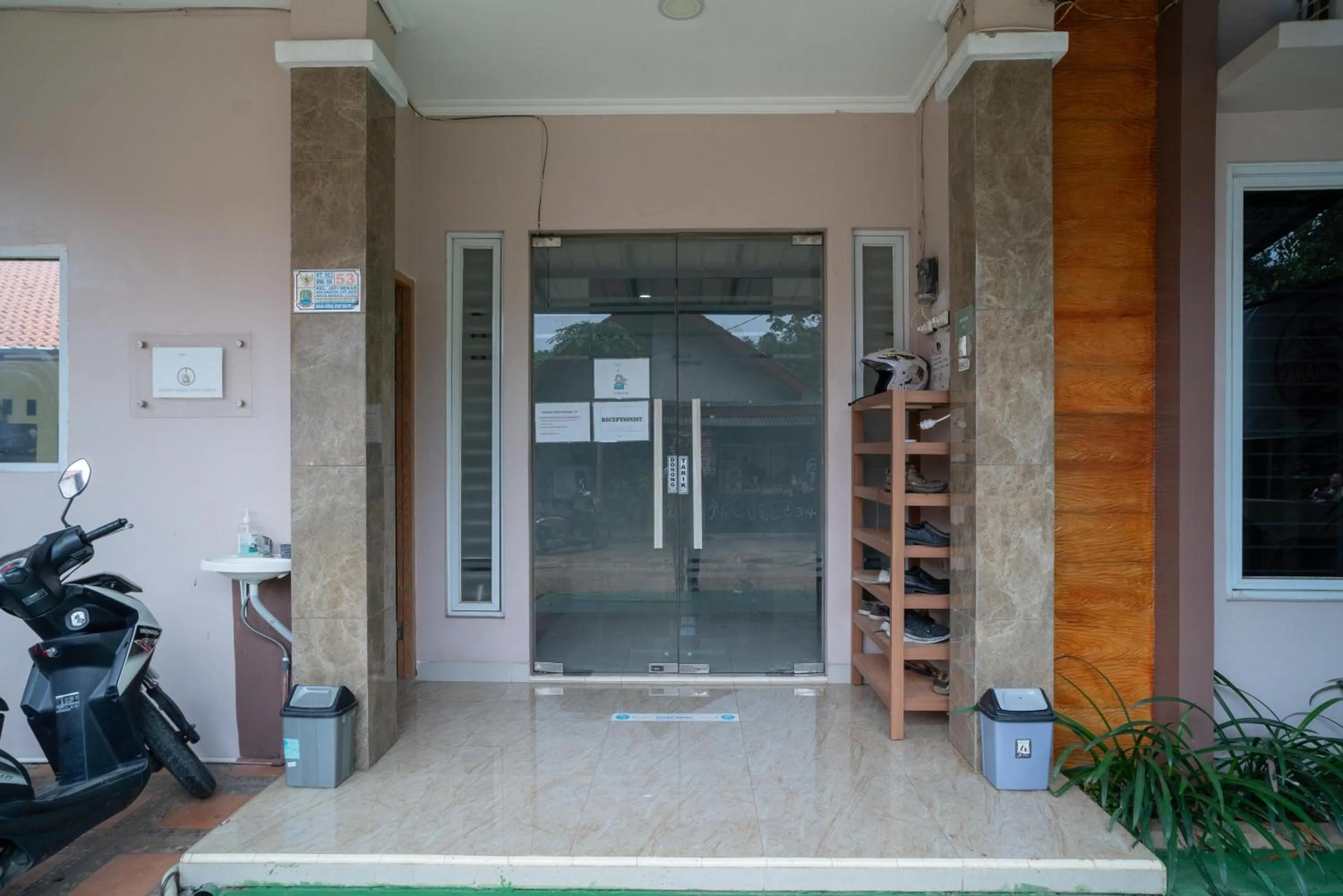 RedDoorz Syariah near Kota Cinema Mall Jatiasih