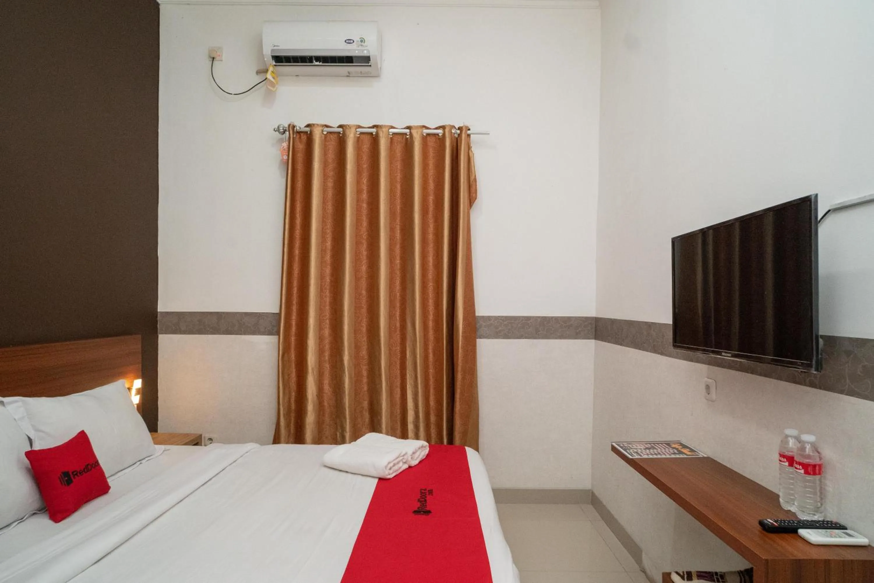Bed in RedDoorz Syariah near Kota Cinema Mall Jatiasih