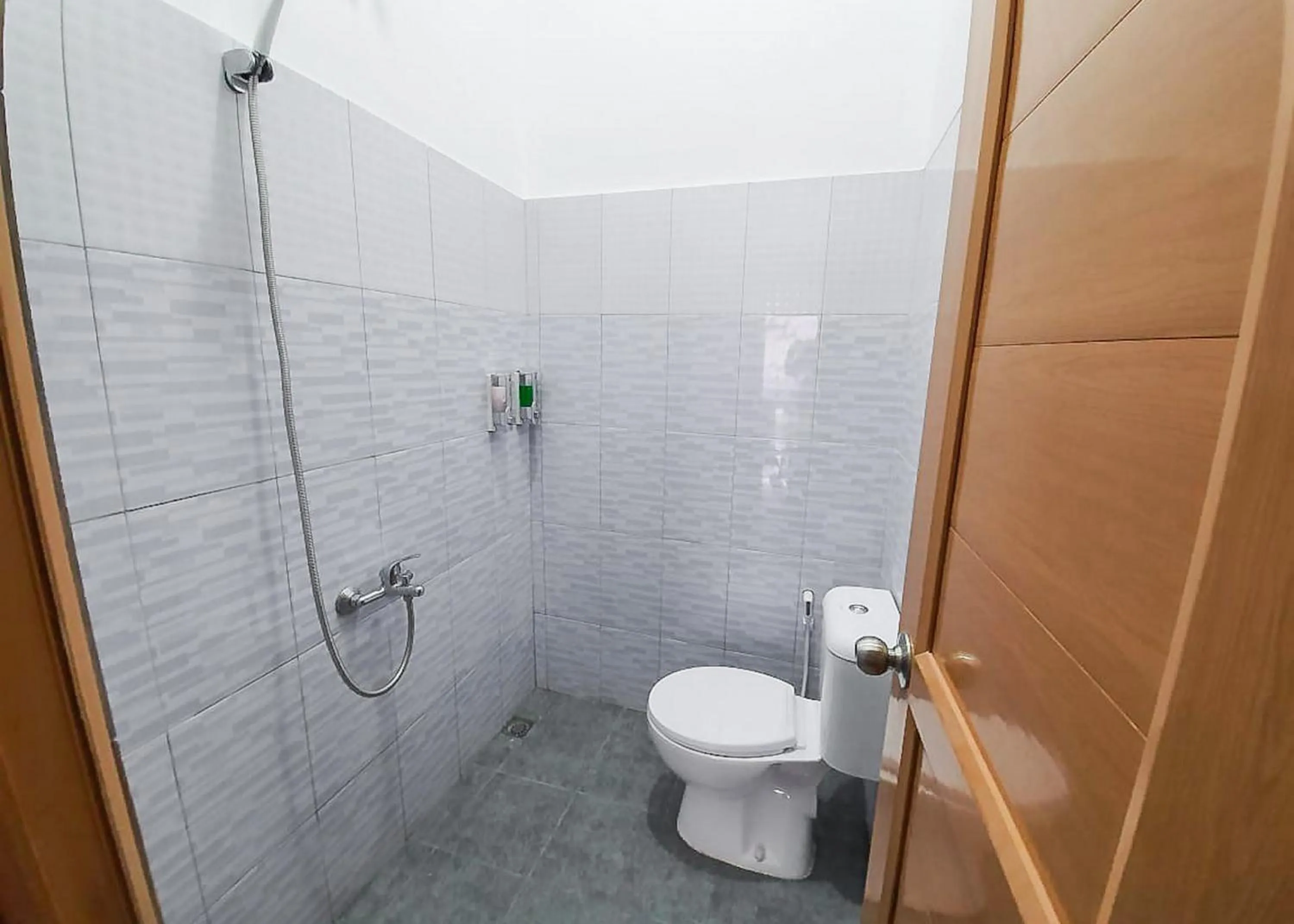 Bathroom in RedDoorz Syariah near Kota Cinema Mall Jatiasih