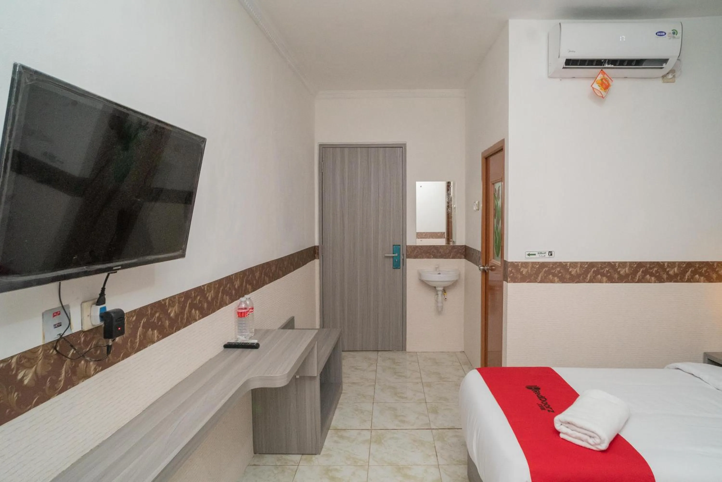 Bed in RedDoorz Syariah near Kota Cinema Mall Jatiasih