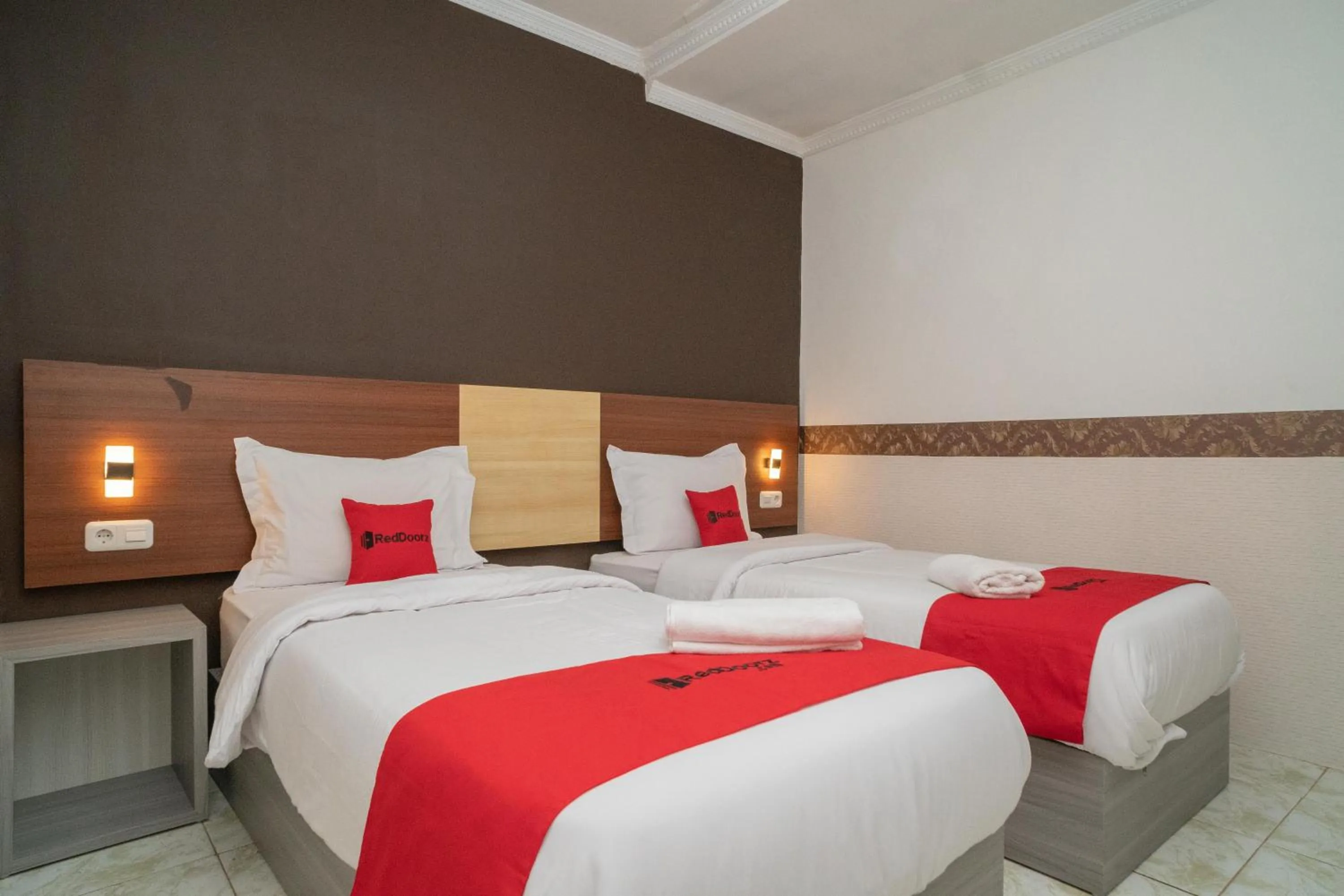 Bed in RedDoorz Syariah near Kota Cinema Mall Jatiasih