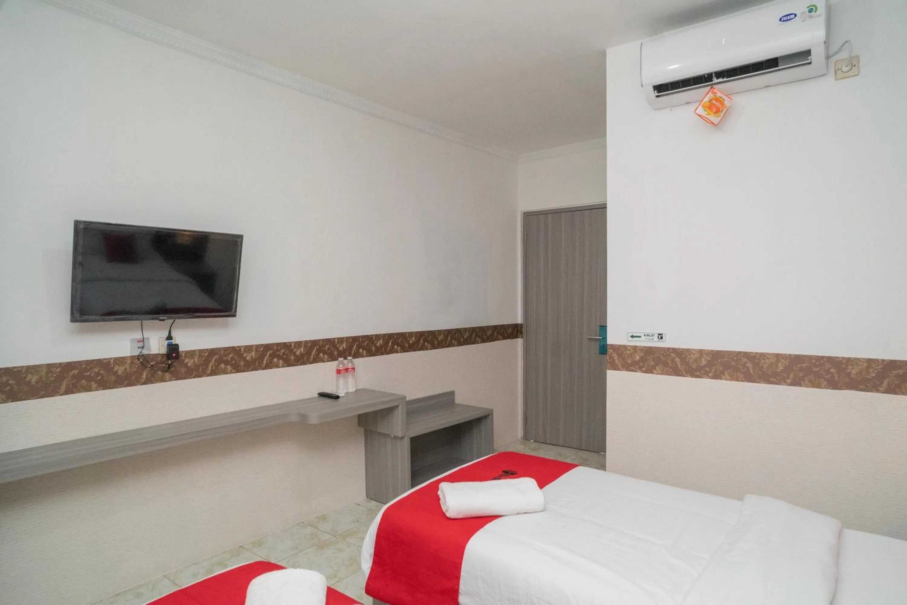 Bed in RedDoorz Syariah near Kota Cinema Mall Jatiasih
