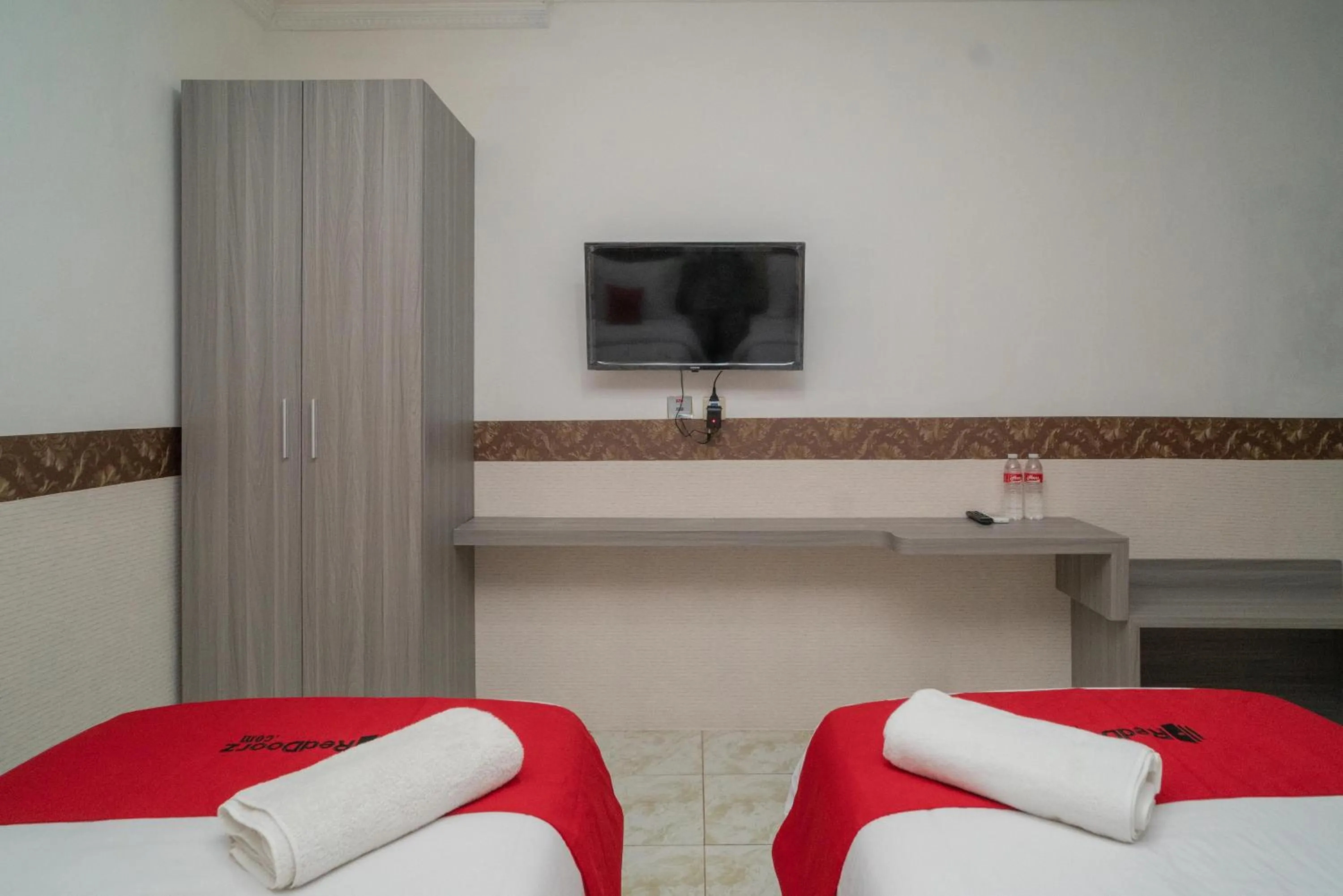 Bed in RedDoorz Syariah near Kota Cinema Mall Jatiasih