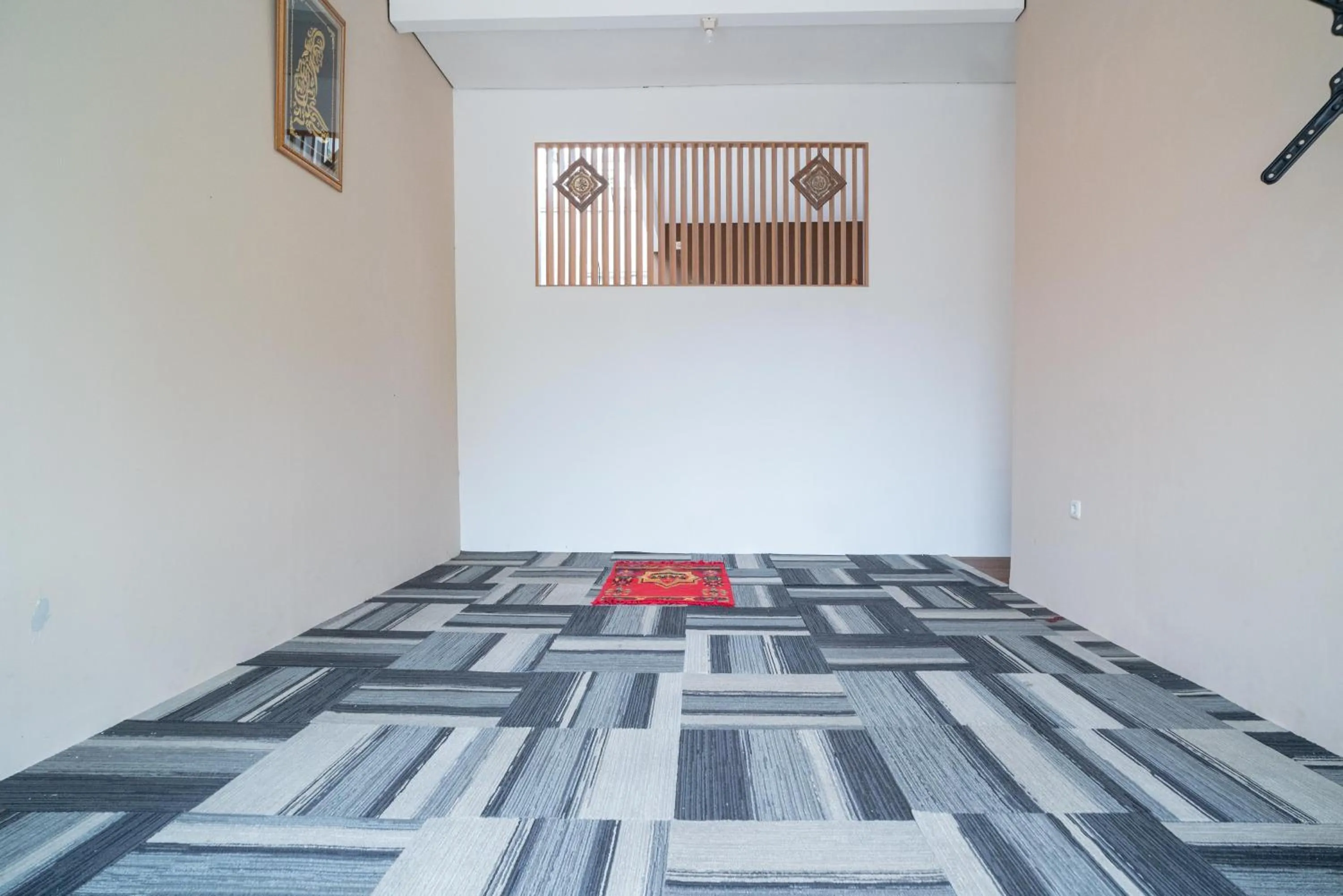 Bed in RedDoorz Syariah near Kota Cinema Mall Jatiasih