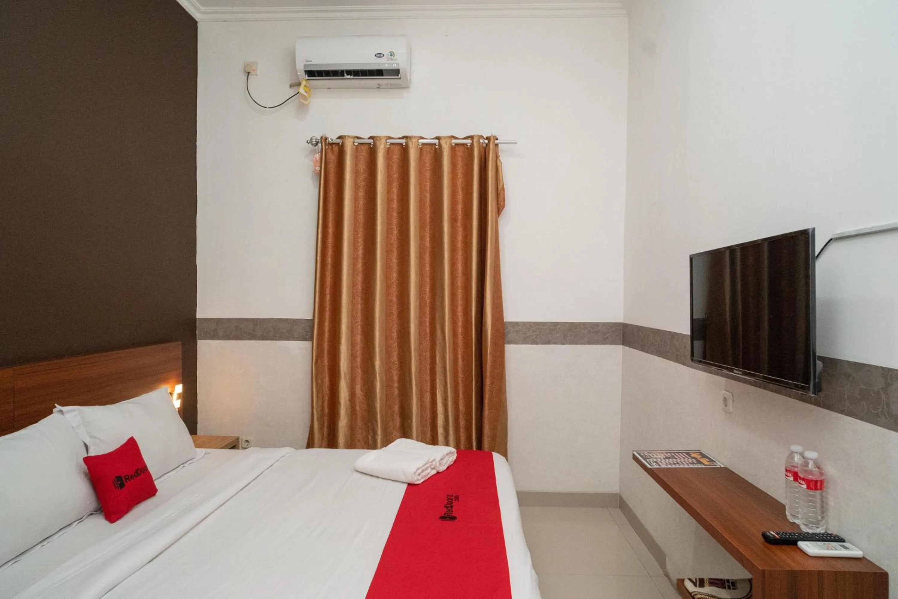 Bed in RedDoorz Syariah near Kota Cinema Mall Jatiasih