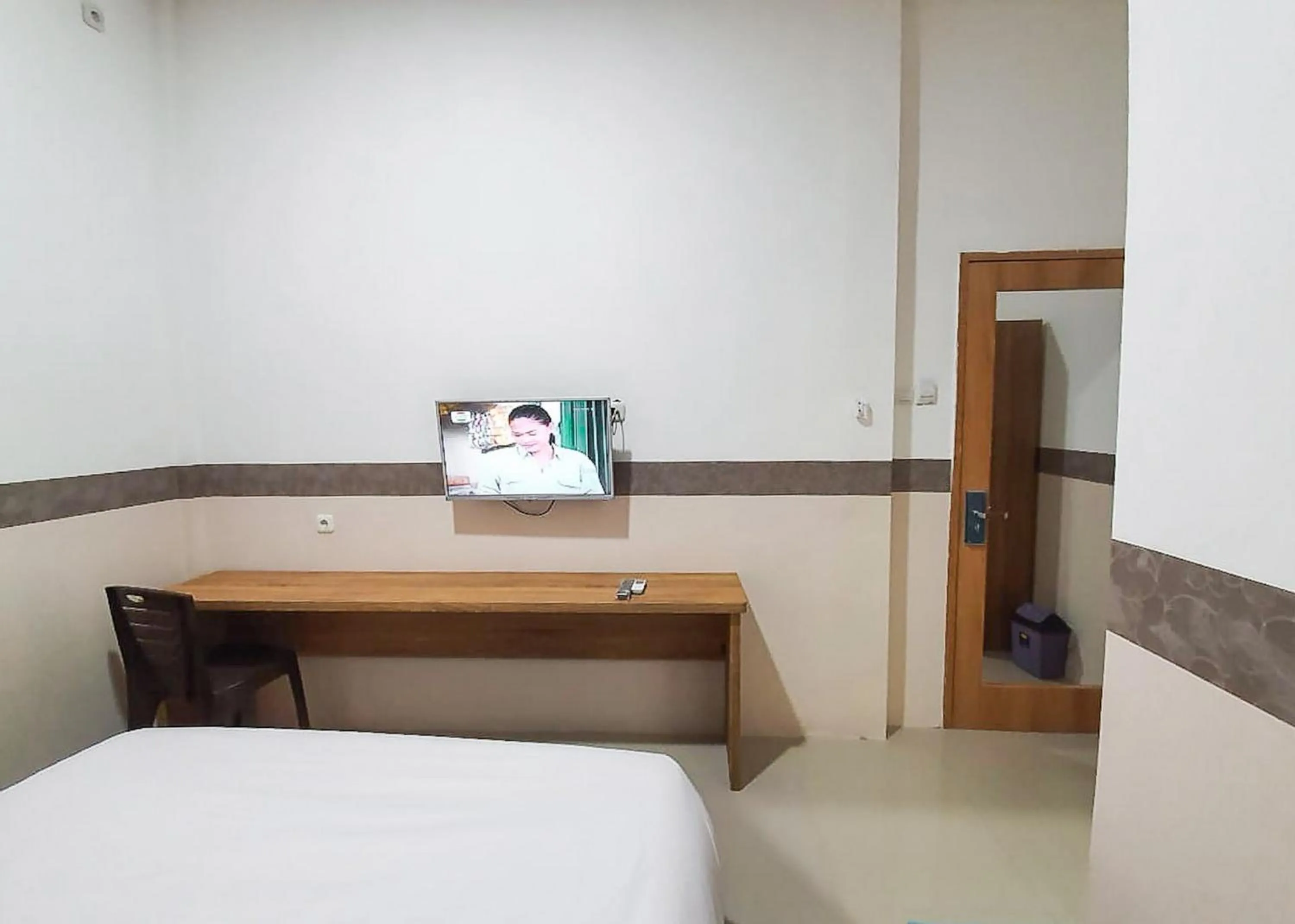 Property logo or sign, Bed in RedDoorz Syariah near Kota Cinema Mall Jatiasih