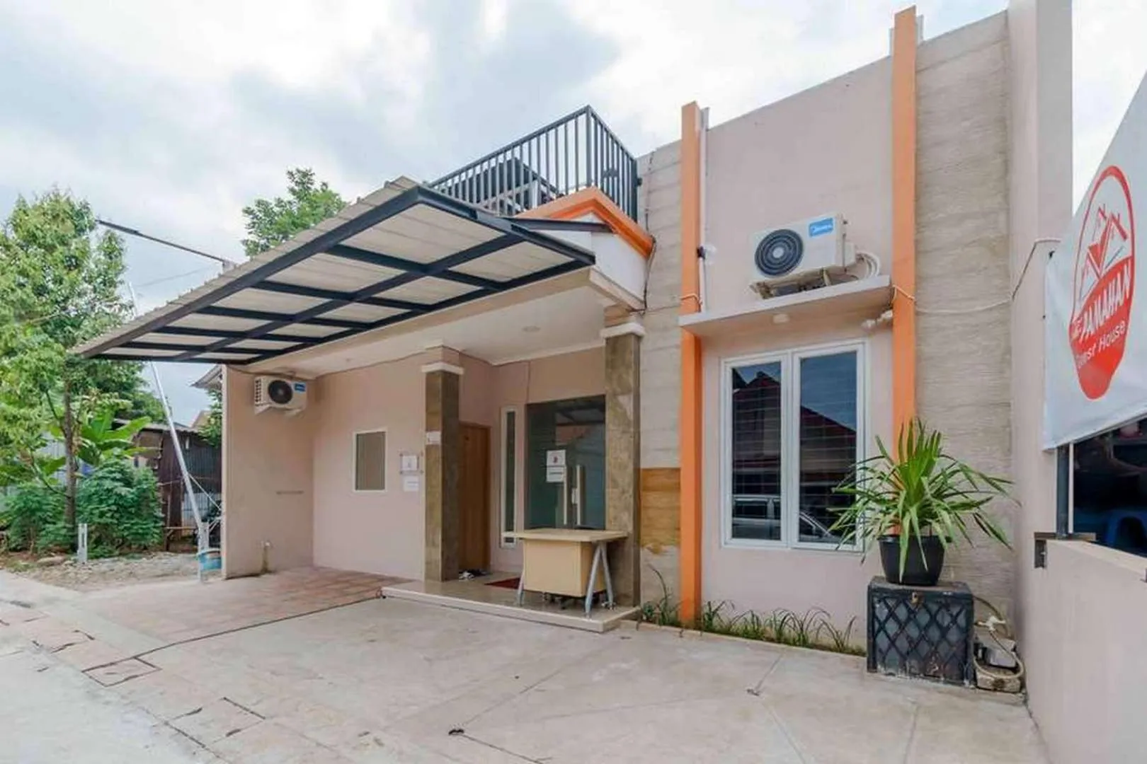 Property building in RedDoorz Syariah near Kota Cinema Mall Jatiasih