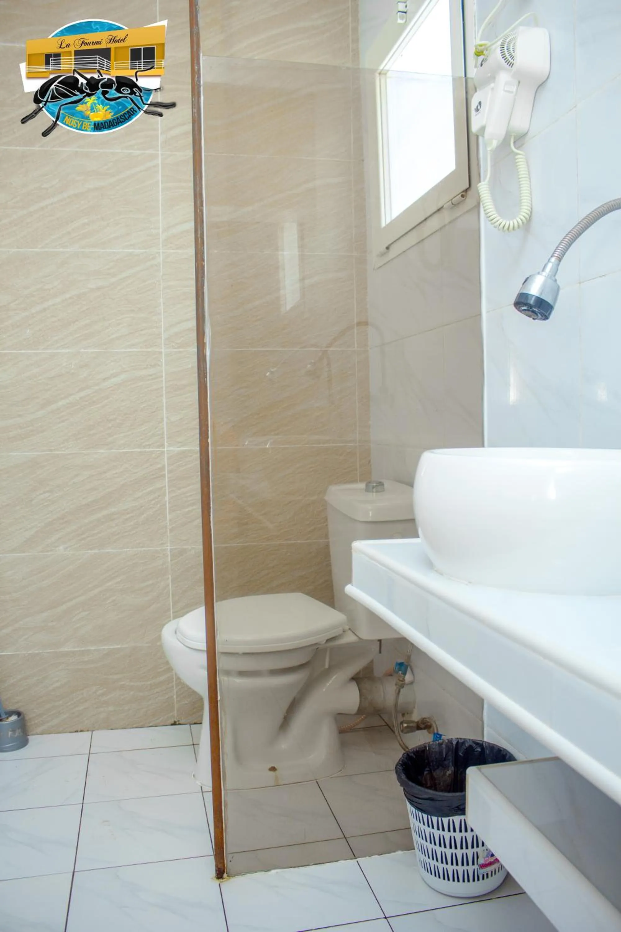 Toilet in La Fourmi Hotel