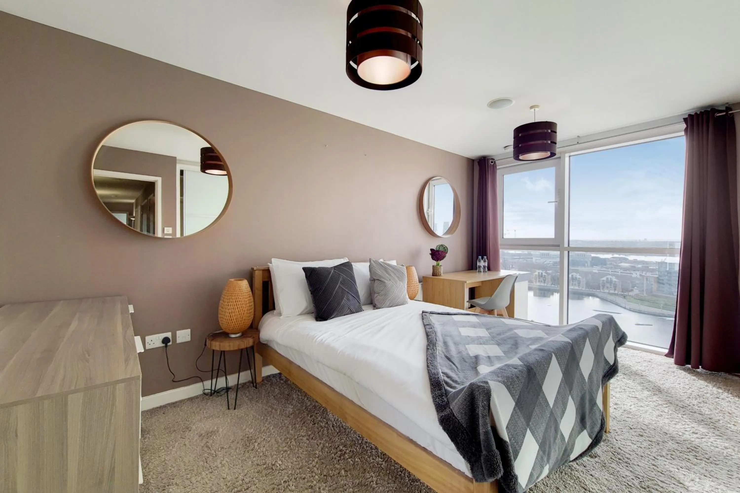 Bed in Deluxe three bedroom Apartment by London ExCeL Stays