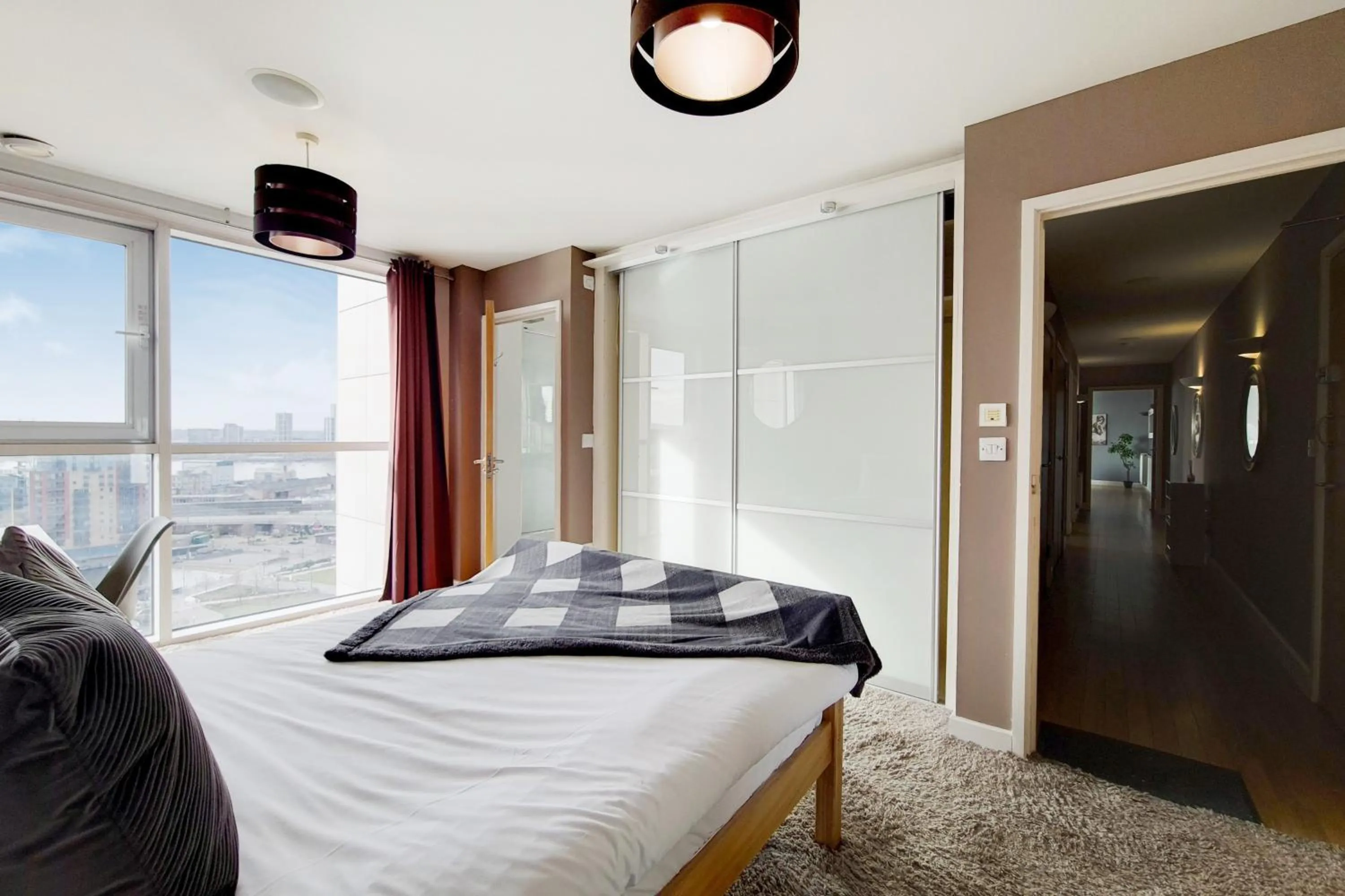 Bed in Deluxe three bedroom Apartment by London ExCeL Stays