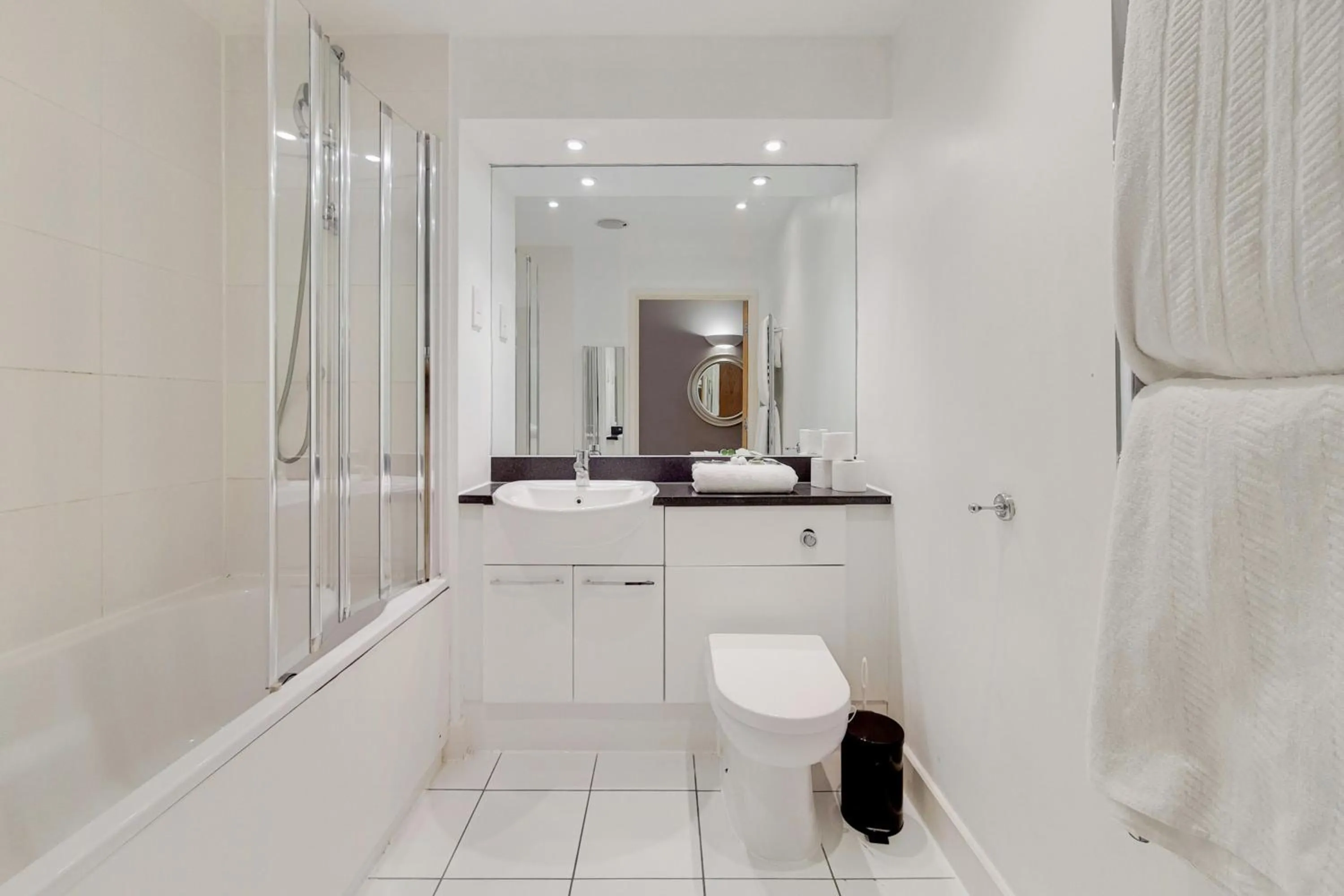 Deluxe three bedroom Apartment by London ExCeL Stays