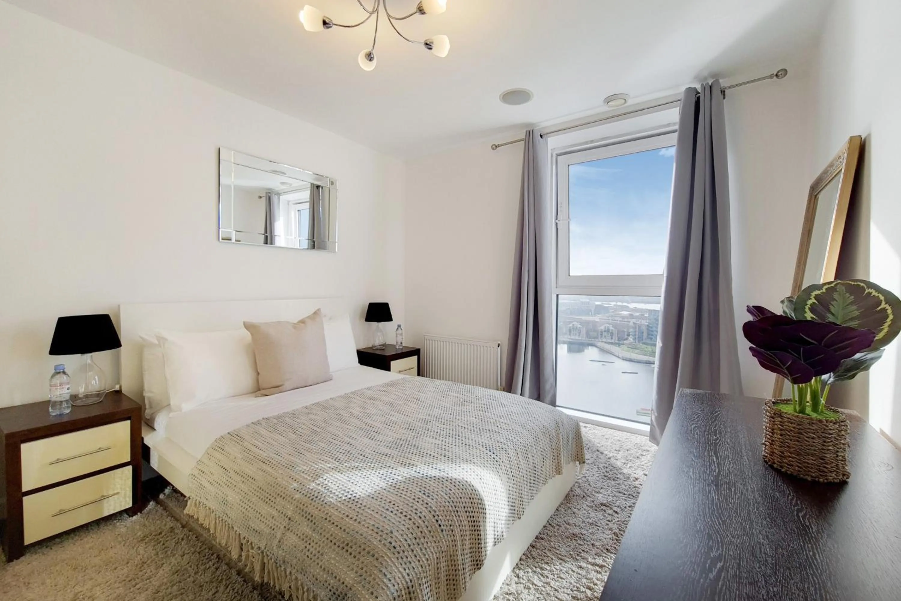 Bed in Deluxe three bedroom Apartment by London ExCeL Stays