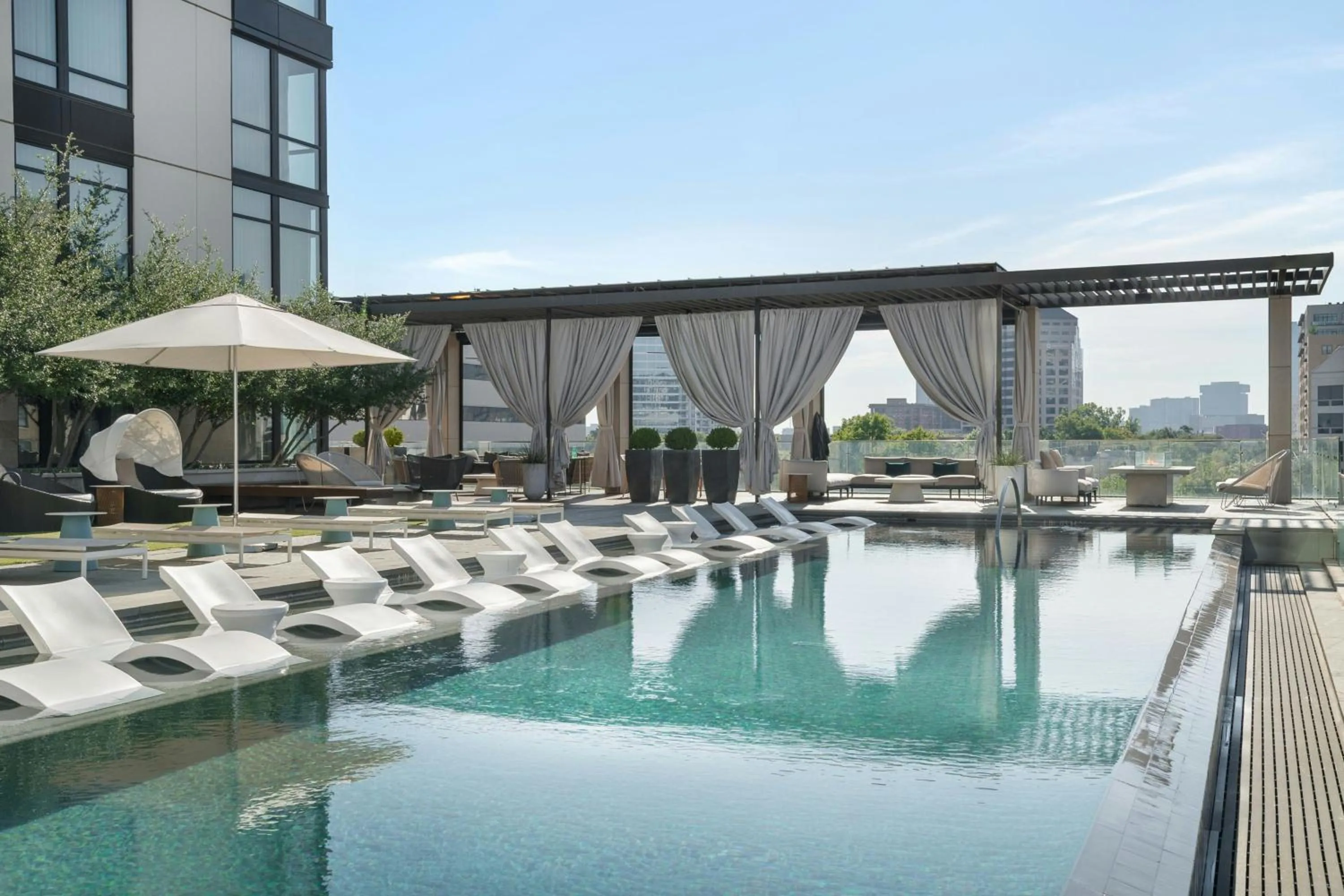 Swimming pool in Marriott Dallas Uptown