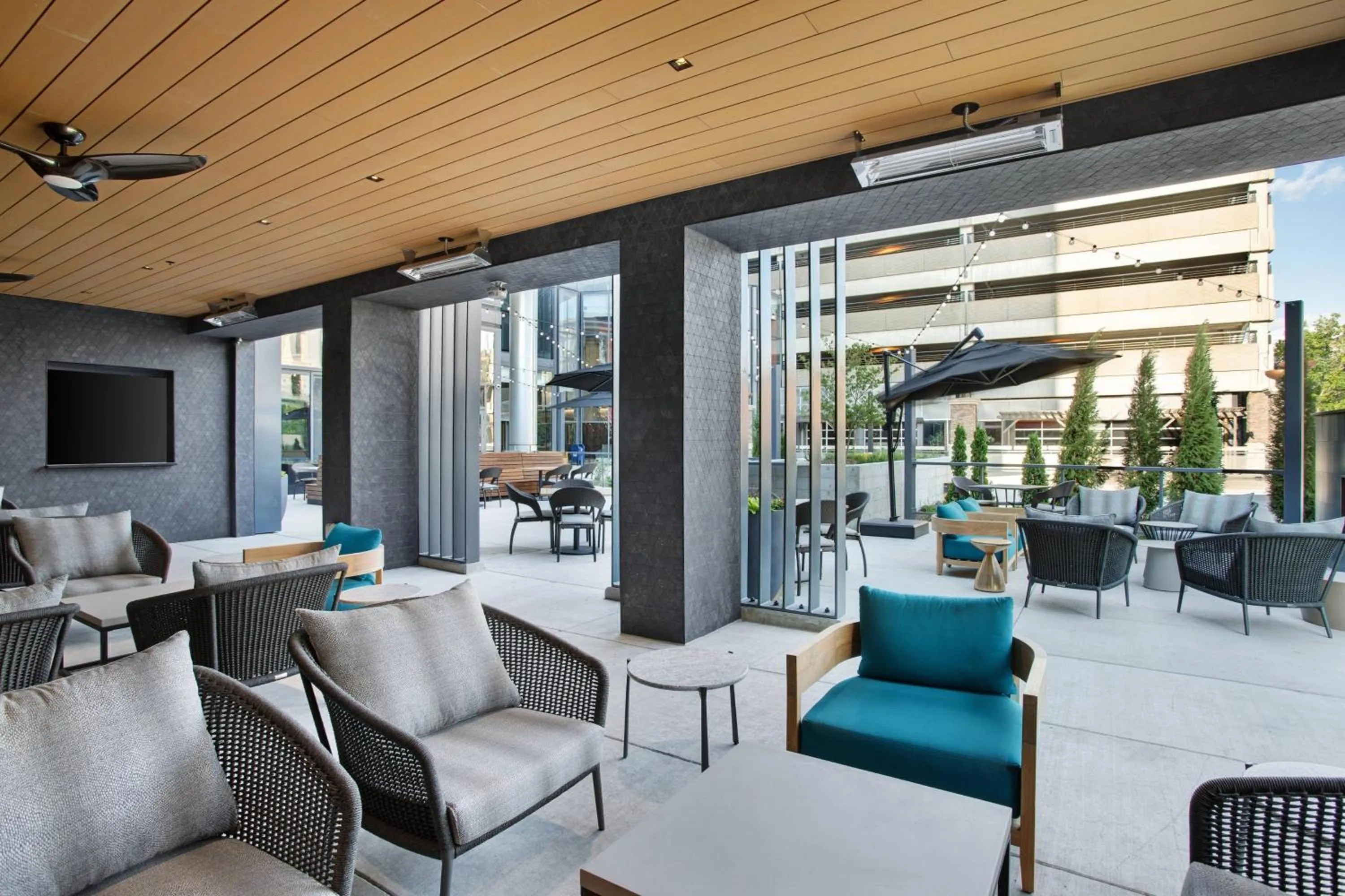 Restaurant/places to eat in The Farnam, Autograph Collection