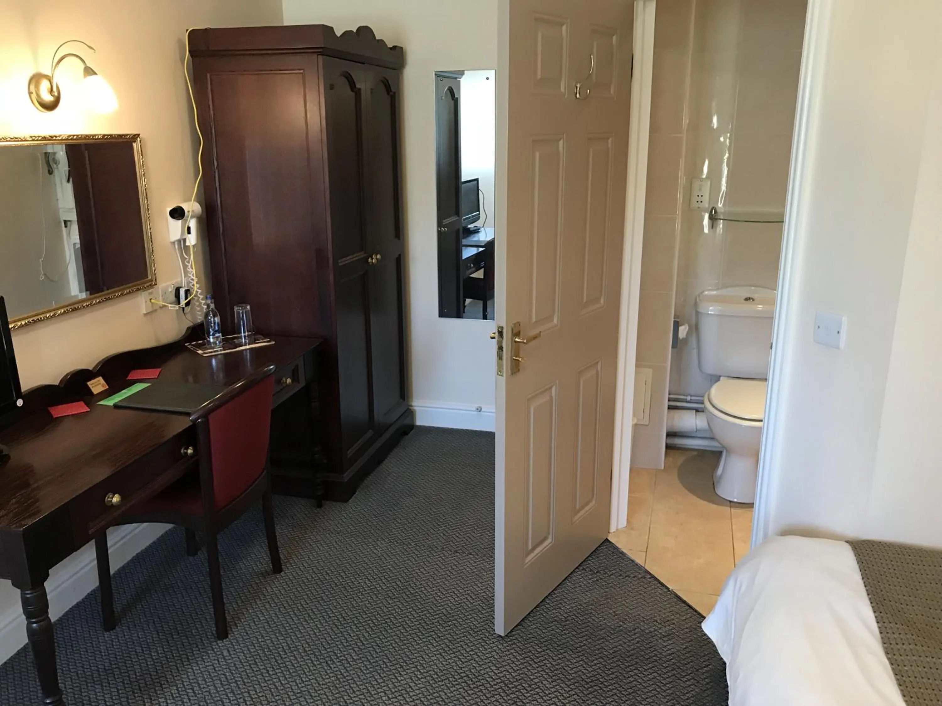 Superior Twin Room - single occupancy in The White Horse