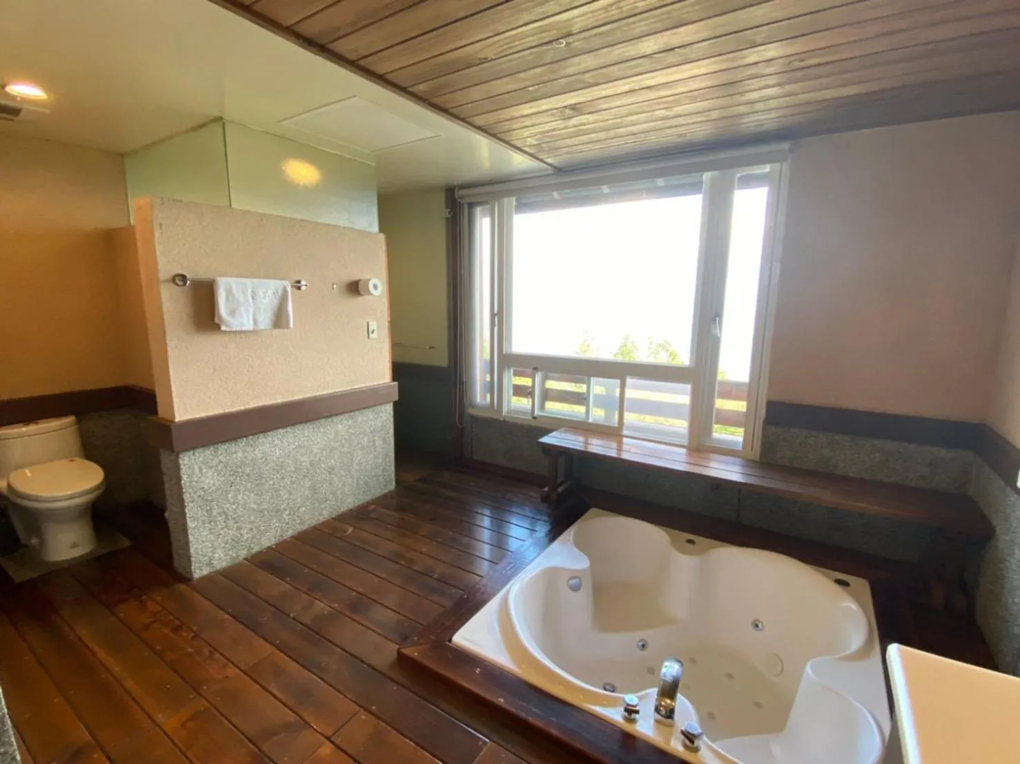 Toilet in Ailiga Travel Villa