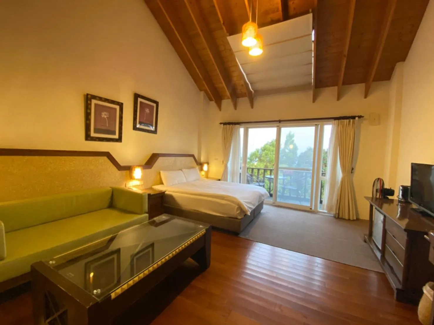 Photo of the whole room, Bed in Ailiga Travel Villa