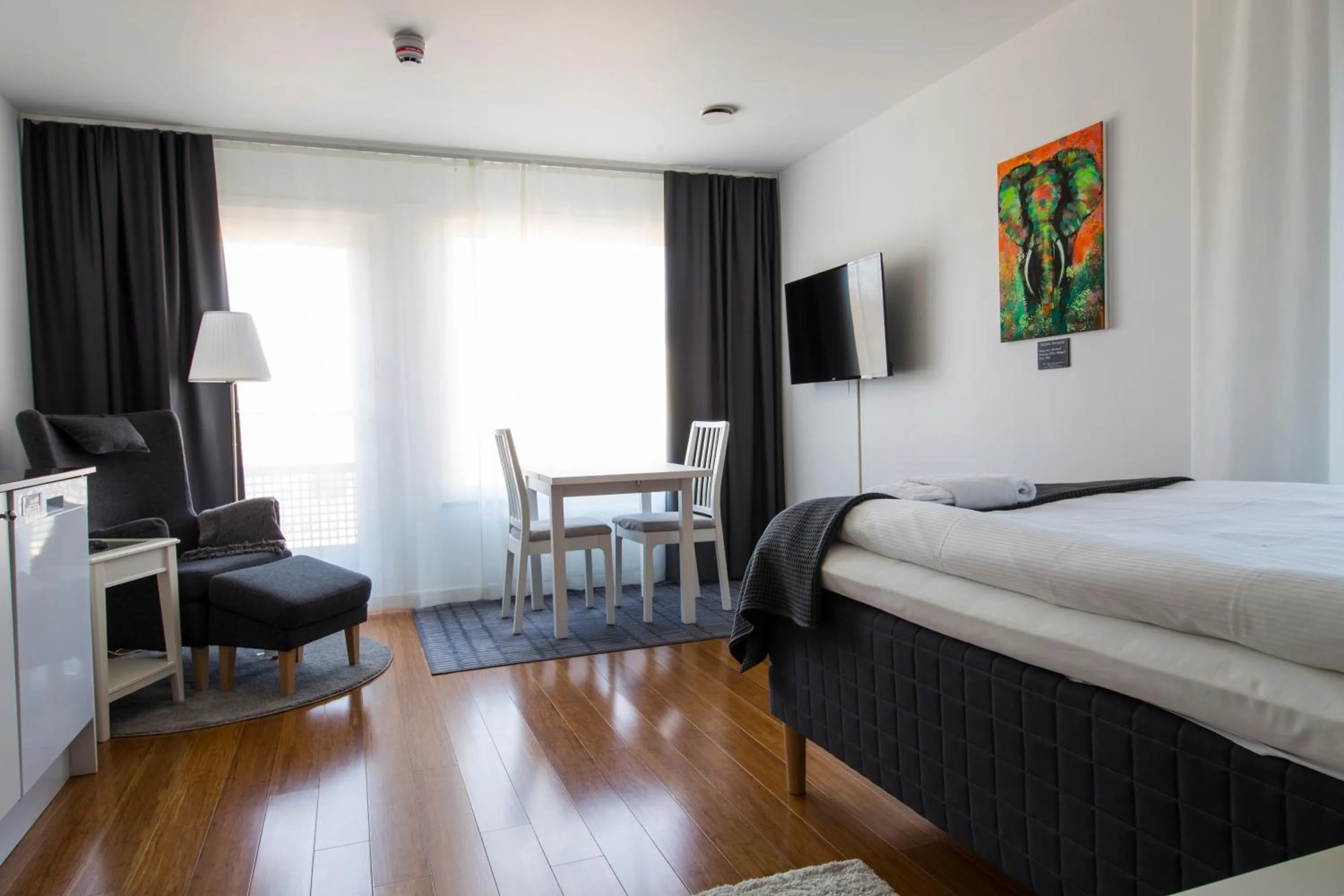 Property building, Bed in Continental Apartment Hotel Sollentuna