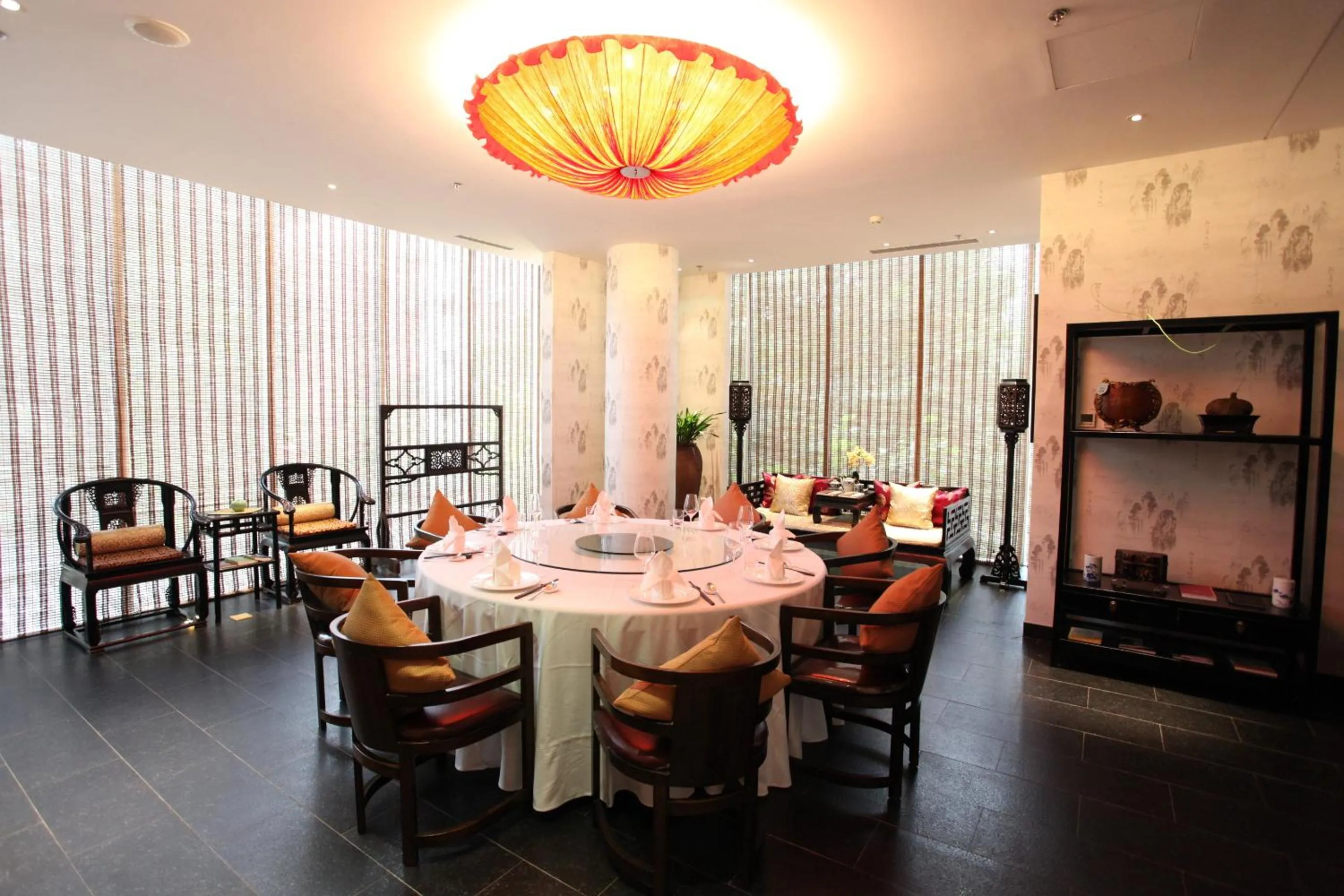 Lunch, Restaurant/Places to Eat in Hotel MoMc