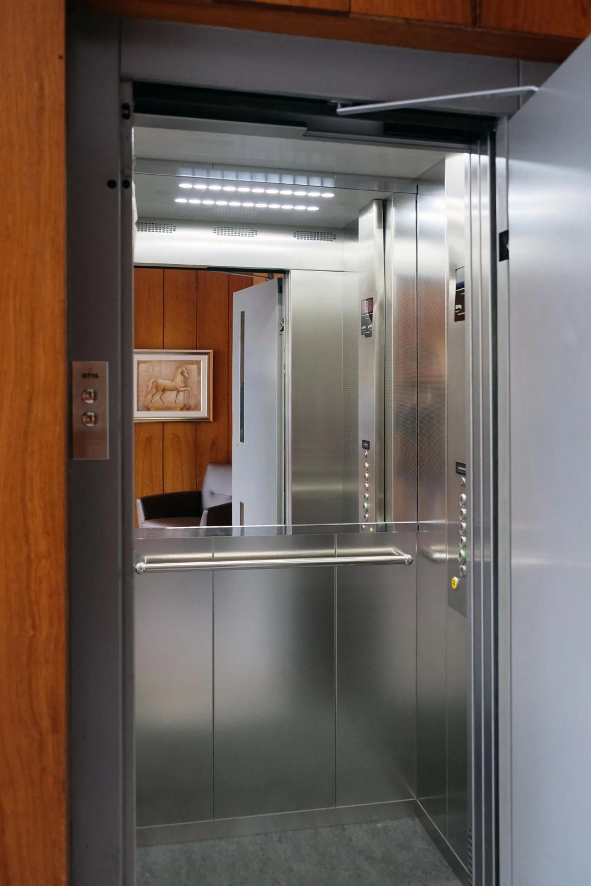 elevator in Hotel Find