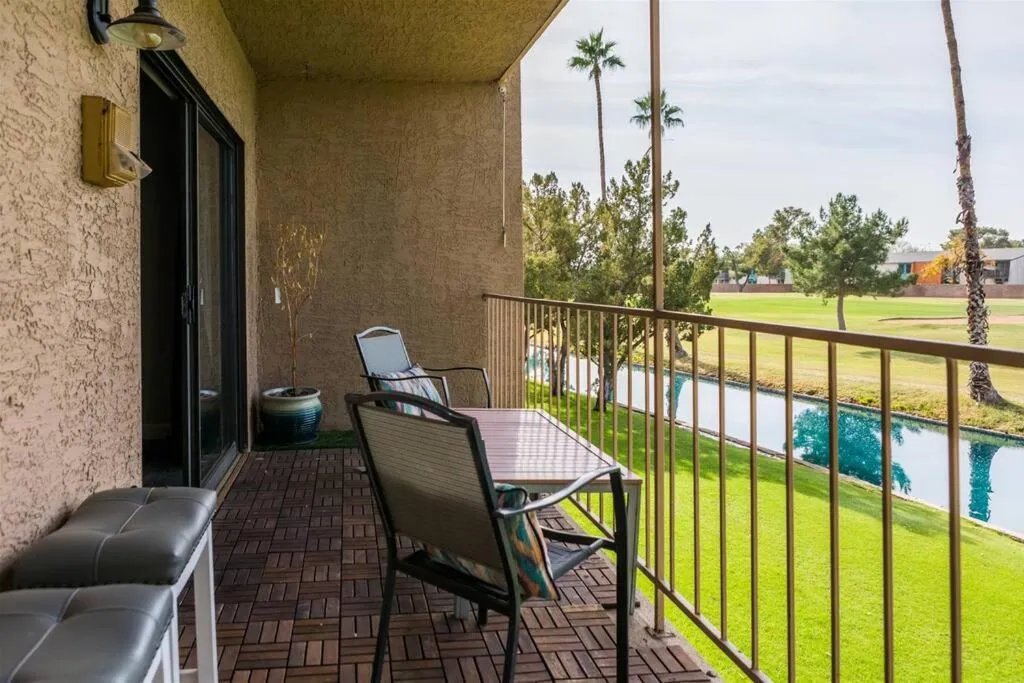 Gated Dobson Ranch townhouse, balcony, golf views